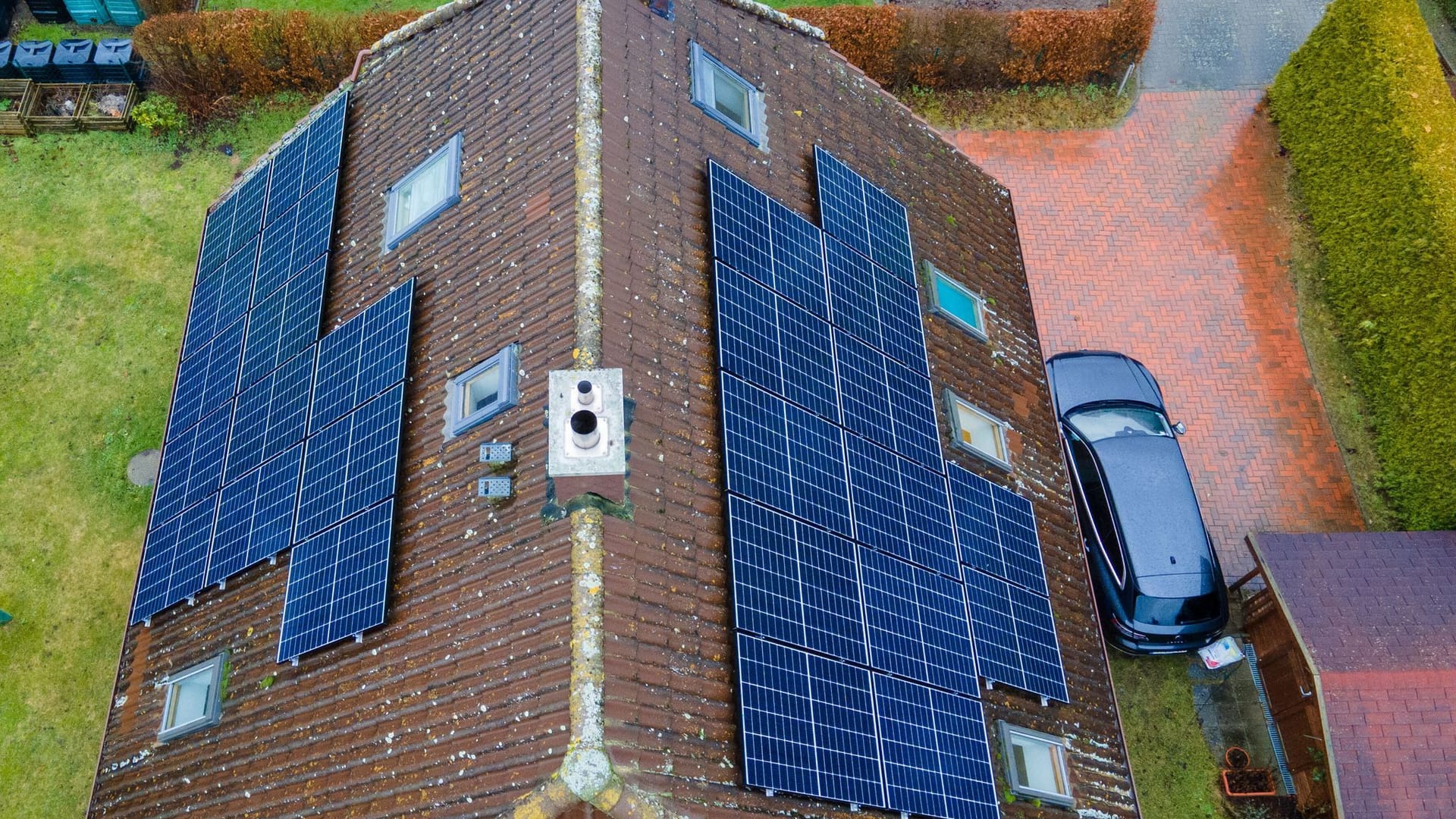 Module einer Photovoltaik-Anlage auf einem Haus