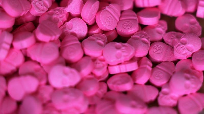 Ecstasy-Tabletten in Form von Totenköpfen liegen in einem Zollamt auf einem Tisch. (zu dpa: «Mehr als 20 Kilo Ecstasy - Drogendealer festgenommen»)