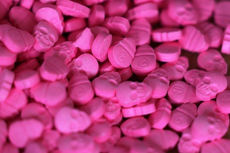 Ecstasy-Tabletten in Form von Totenköpfen liegen in einem Zollamt auf einem Tisch. (zu dpa: «Mehr als 20 Kilo Ecstasy - Drogendealer festgenommen»)