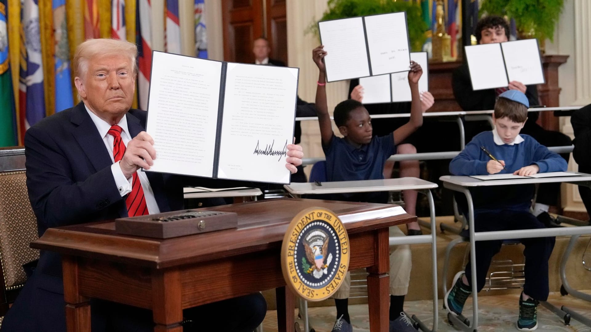 Mit Kindern als Staffette: Trump leitete am Donnerstag die Auflösung des Bildungsministeriums ein.