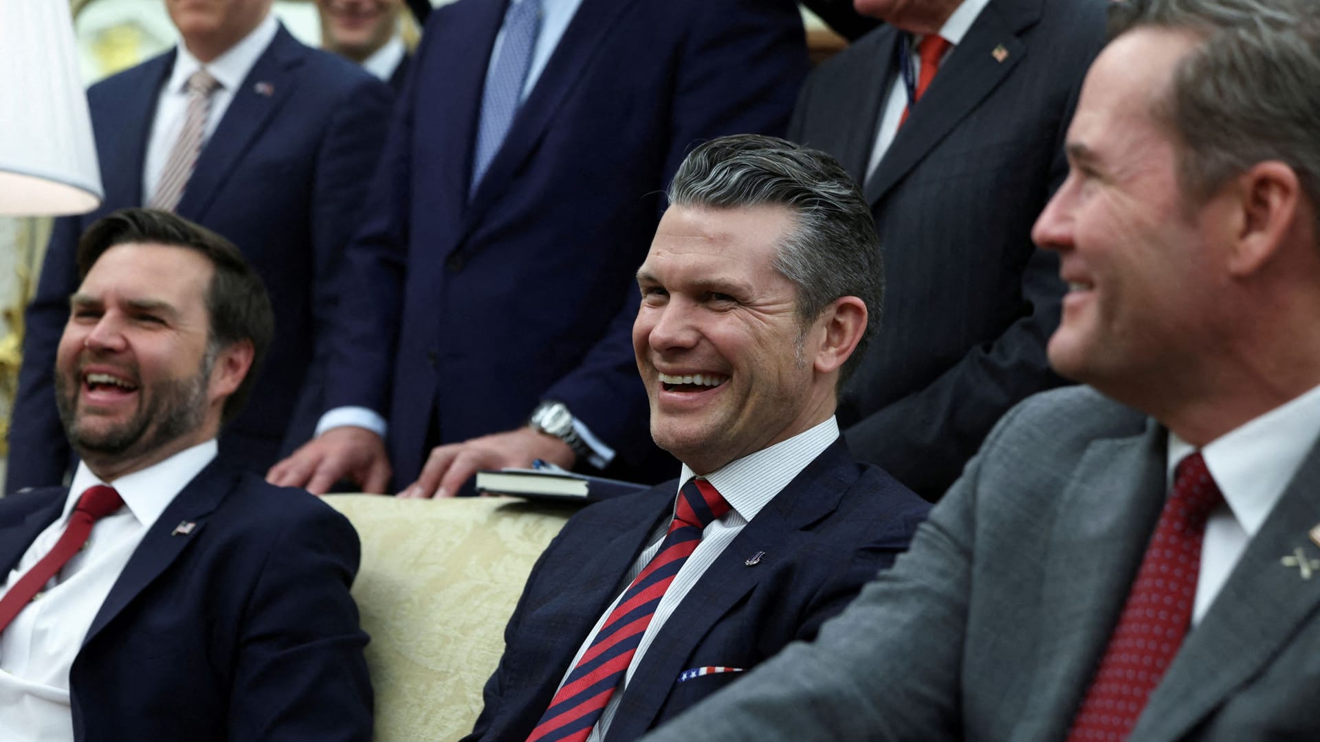 Vizepräsident J. D. Vance (links), Verteidigungsminister Pete Hegseth (mittig) und Sicherheitsberater Mike Waltz (rechts) im Oval Office: ein nationales Sicherheitsrisiko.