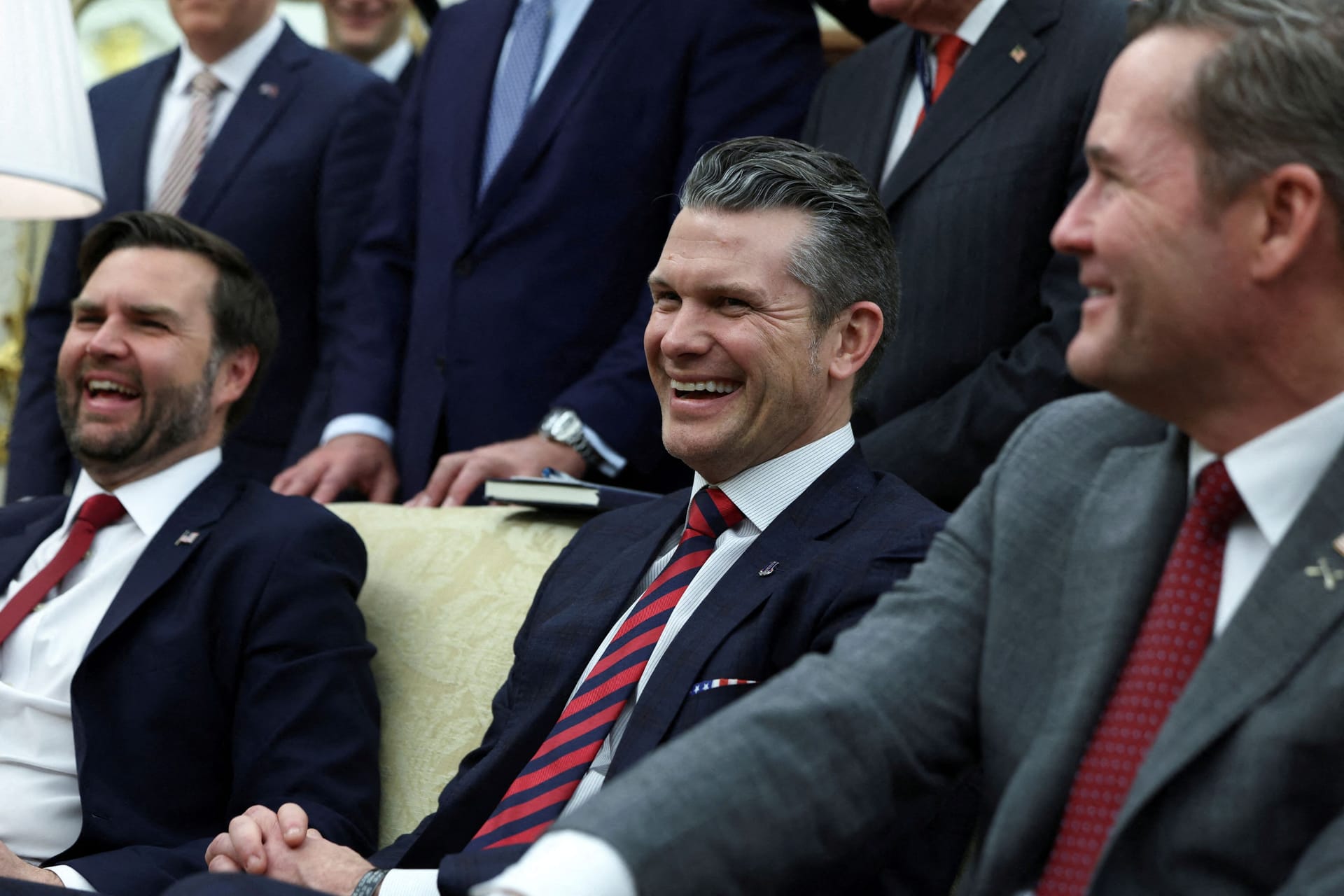 Vizepräsident J. D. Vance (links), Verteidigungsminister Pete Hegseth (mittig) und Sicherheitsberater Mike Waltz (rechts) im Oval Office: ein nationales Sicherheitsrisiko.