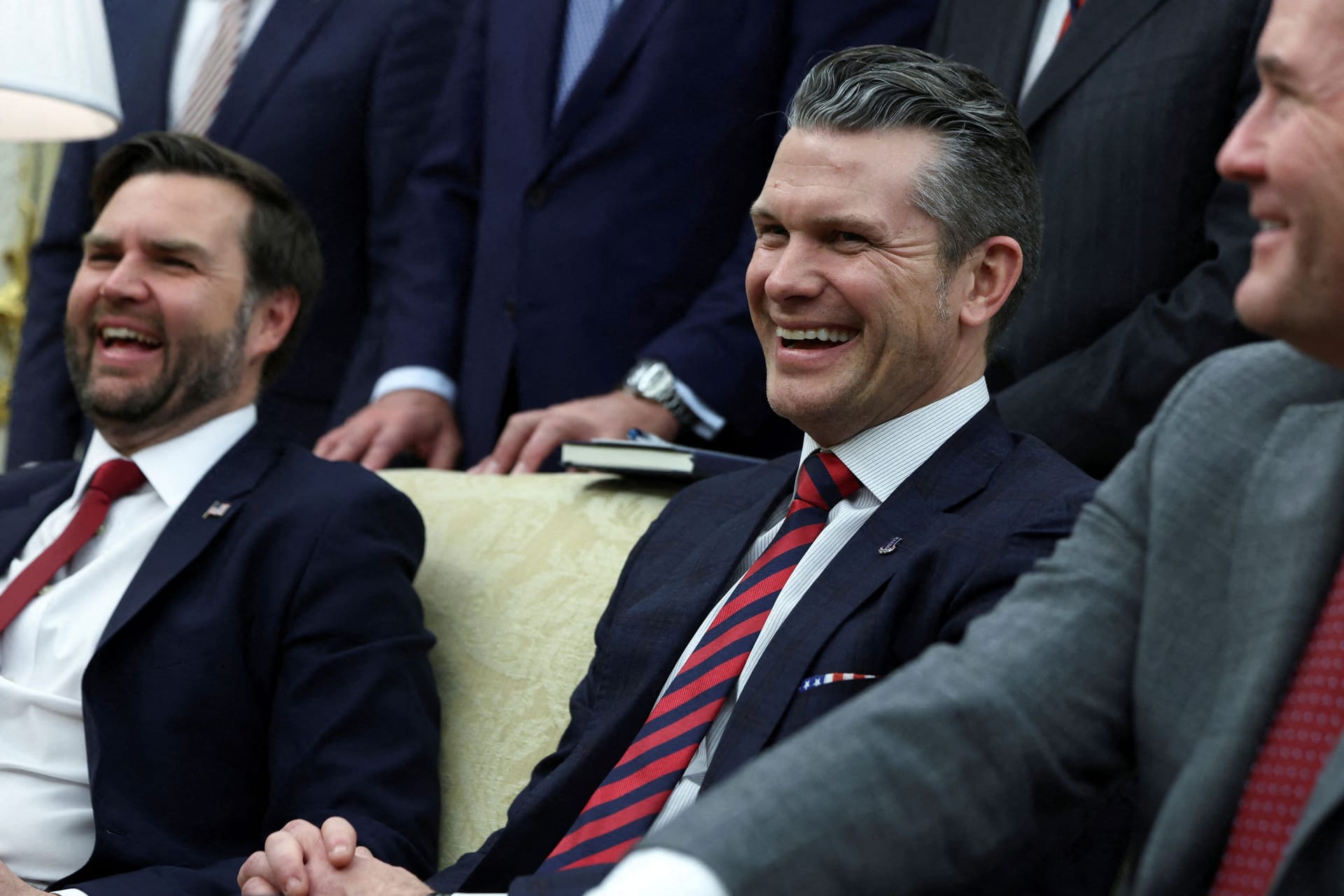 Vizepräsident J. D. Vance (links), Verteidigungsminister Pete Hegseth (mittig) und Sicherheitsberater Mike Waltz (rechts) im Oval Office: ein nationales Sicherheitsrisiko.