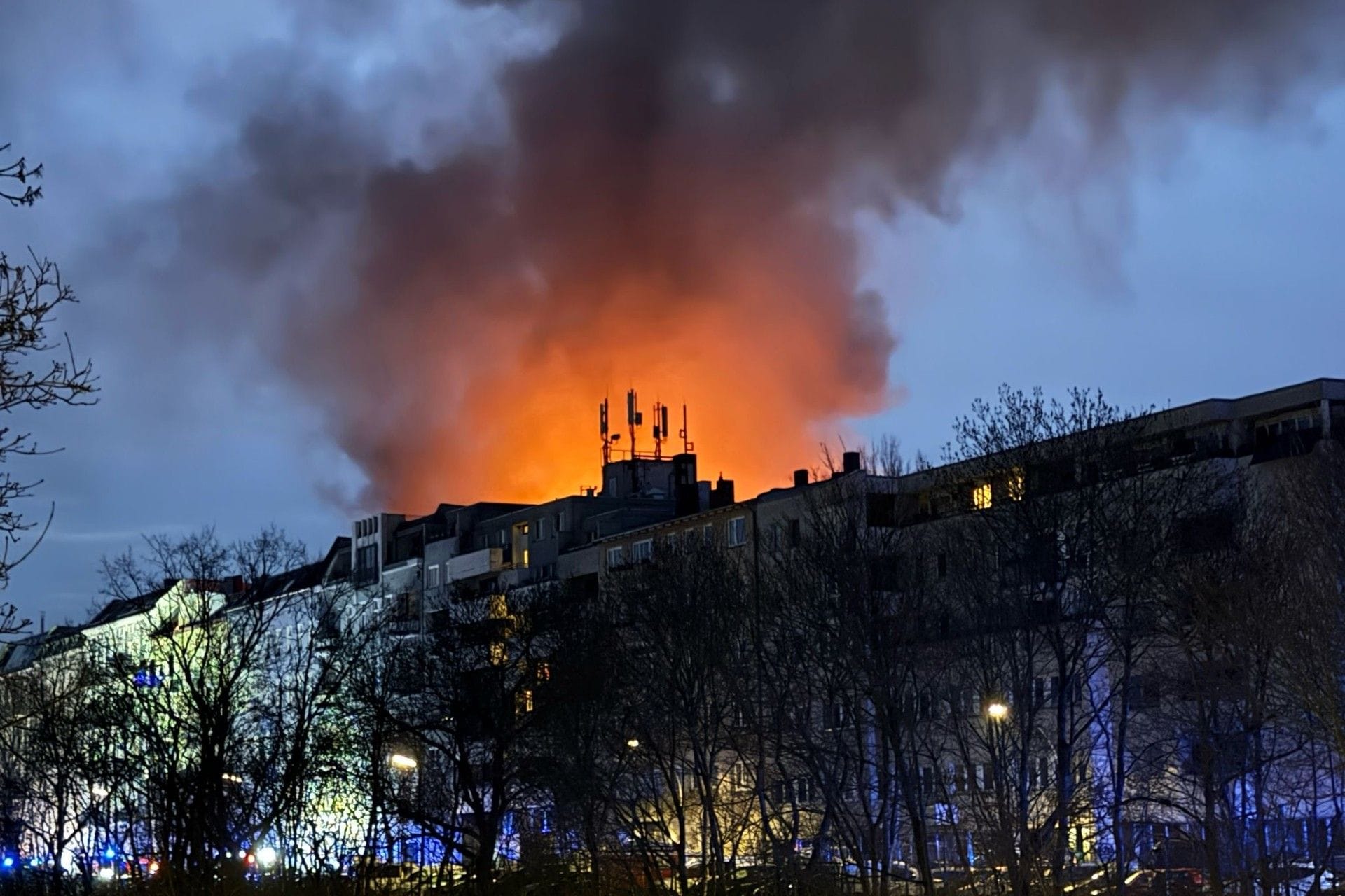 Flammen schlagen in den Himmel: In Berlin-Schöneberg brennt ein Mehrfamilienhaus.