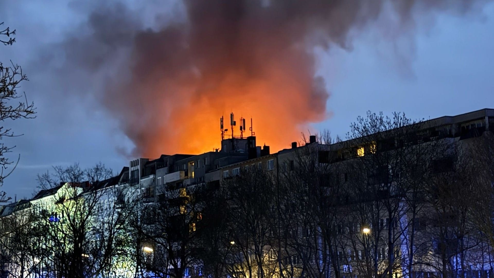 Flammen schlagen in den Himmel: In Berlin-Schöneberg brennt ein Mehrfamilienhaus.