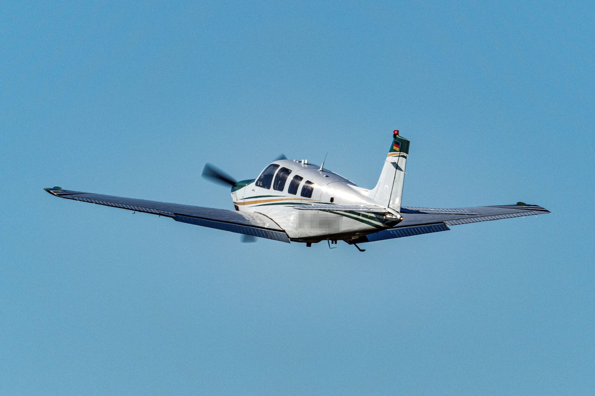 Eine Beechcraft B36 Bonanza (Archivbild): Ein Kölner Chefarzt ist bei einem Absturz unweit von Bonn in dem Kleinflugzeug ums Leben gekommen.