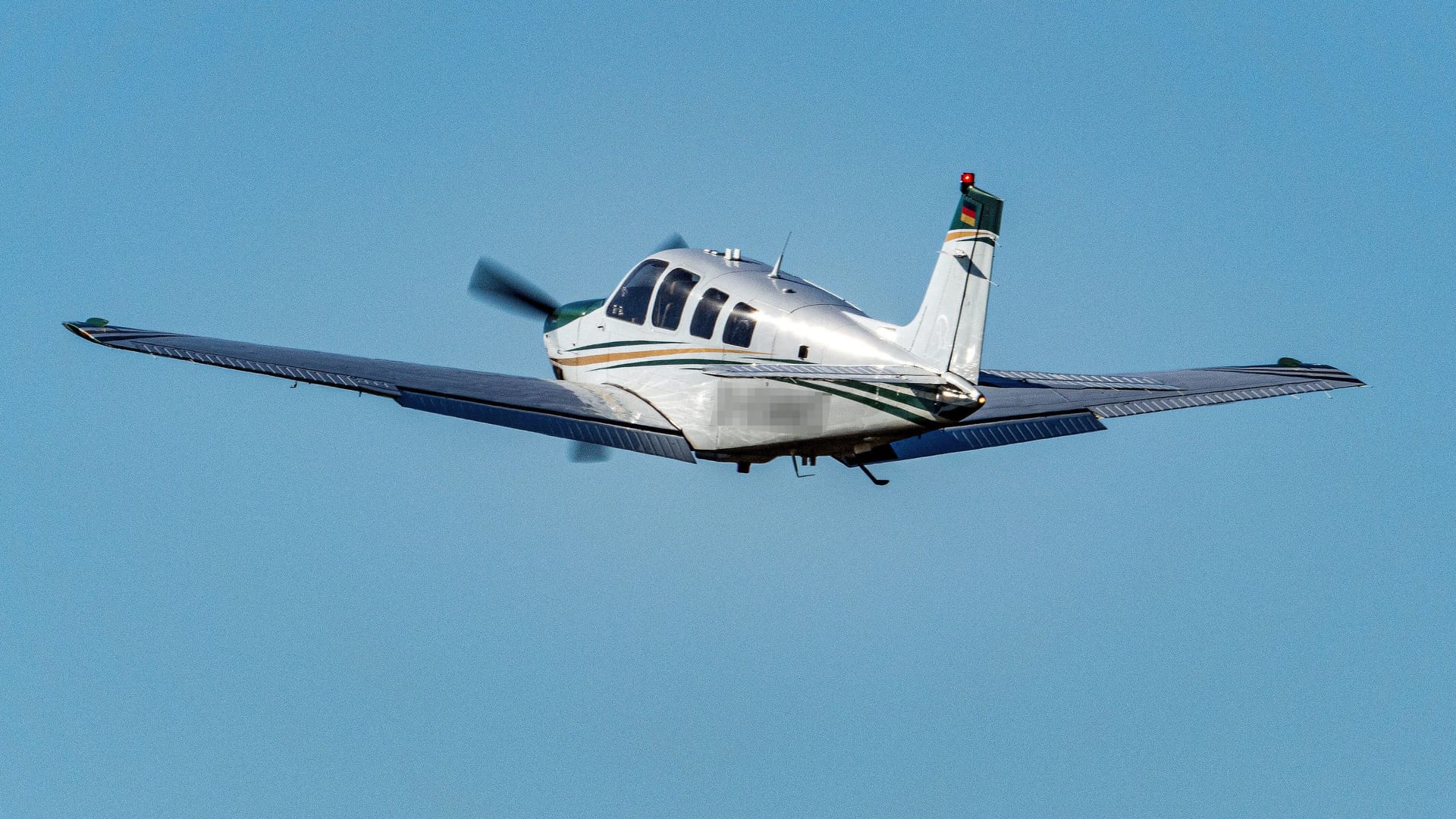 Eine Beechcraft B36 Bonanza (Archivbild): Ein Kölner Chefarzt ist bei einem Absturz unweit von Bonn in dem Kleinflugzeug ums Leben gekommen.