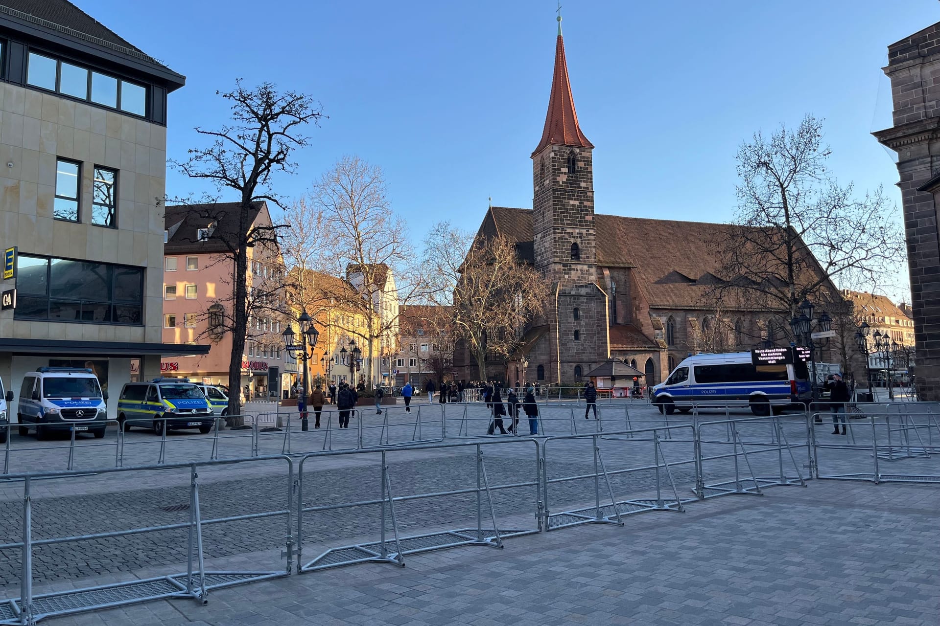 Der Jakobsplatz hinter dem Weißen Turm: Hier hat die Polizei am Montagnachmittag Absperrungen aufgebaut.