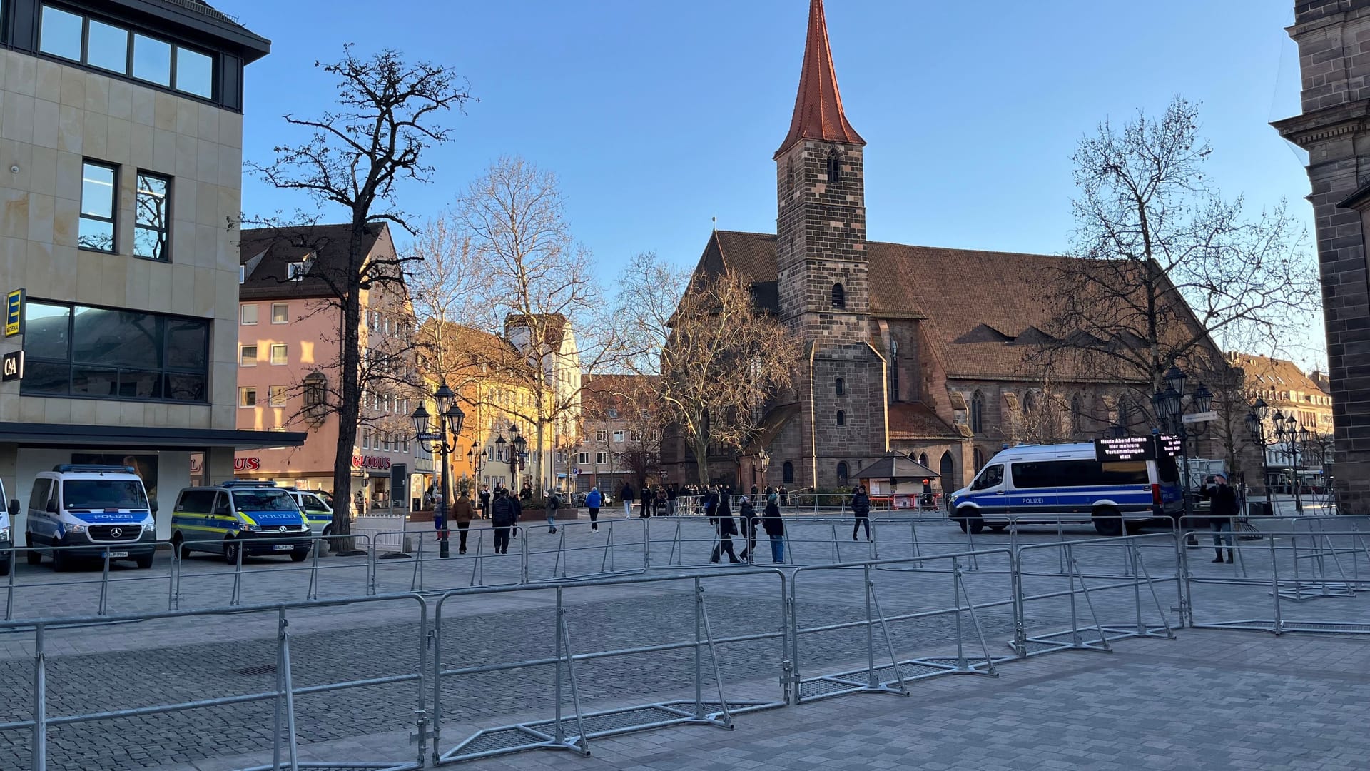 Der Jakobsplatz hinter dem Weißen Turm: Hier hat die Polizei am Montagnachmittag Absperrungen aufgebaut.