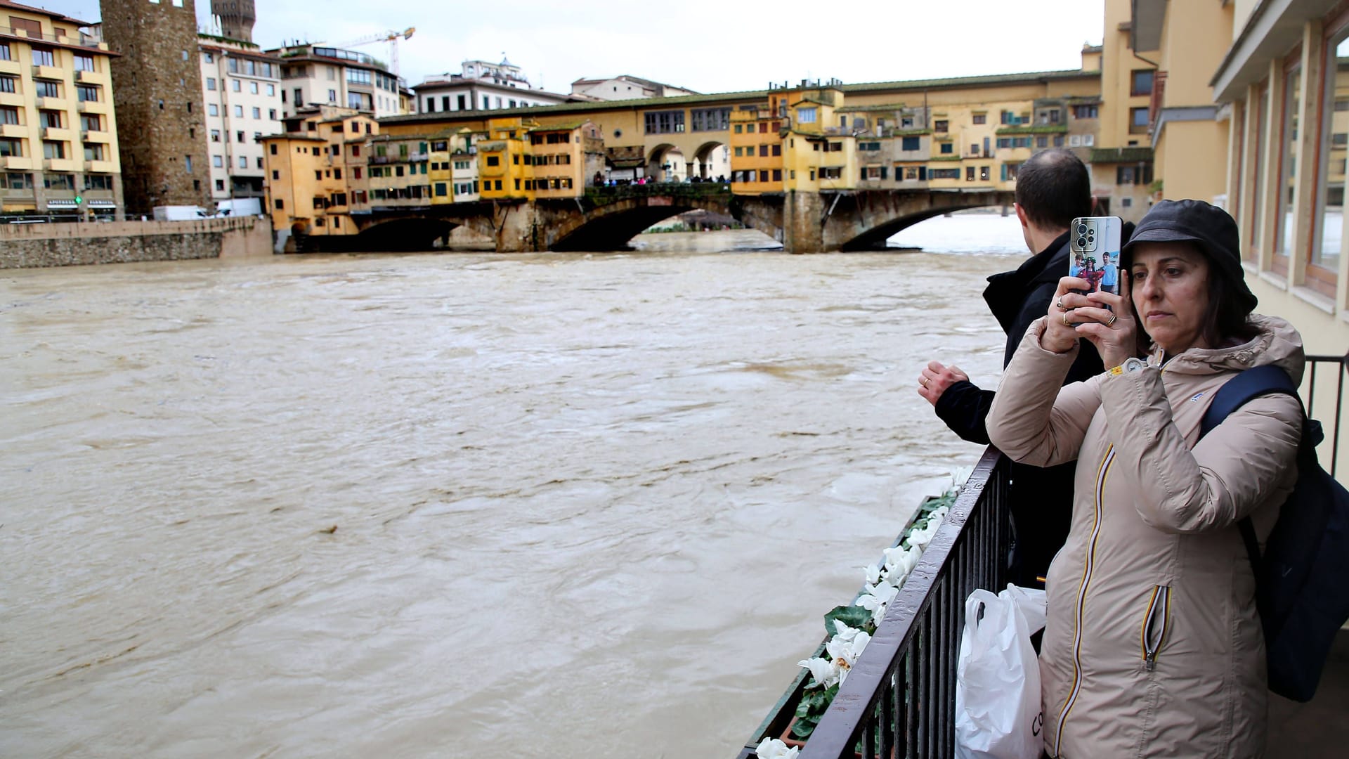 Ponte Vecchio: Der Arno bedroht Florenz mit seinem höchsten Pegelstand seit 60 Jahren.