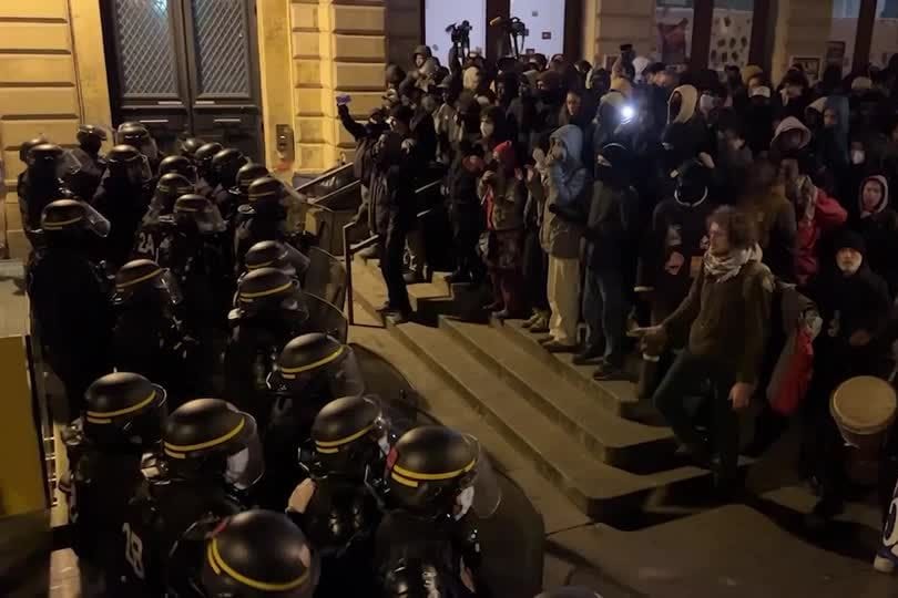 Die Polizei räumt ein besetztes Kulturzentrum in Paris.