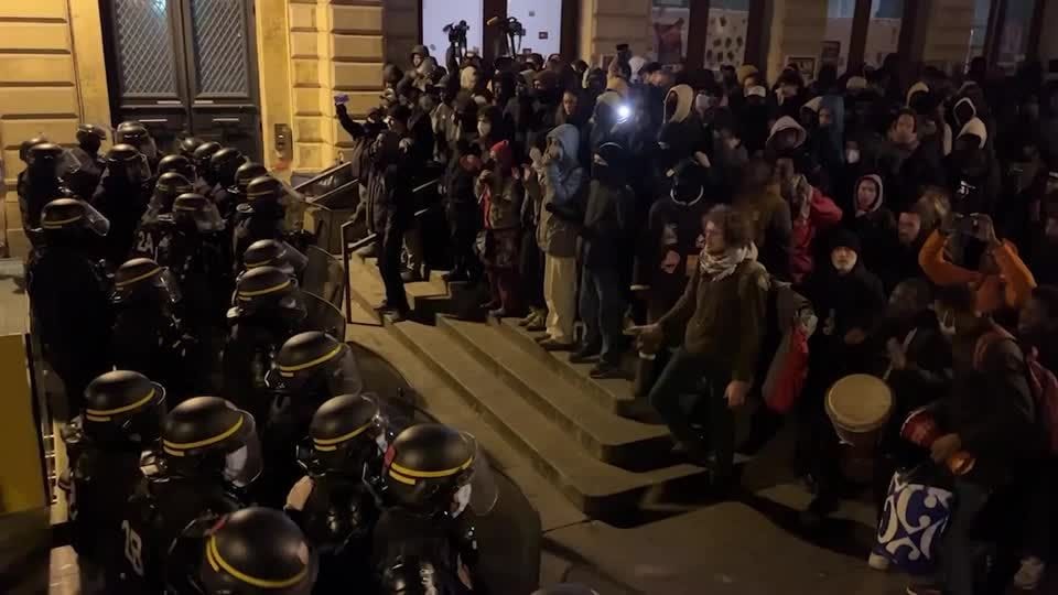 Die Polizei räumt ein besetztes Kulturzentrum in Paris.