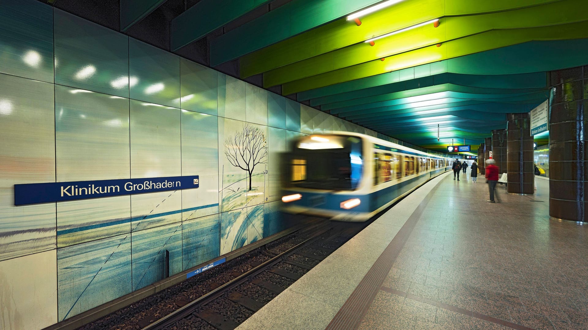 Eine U-Bahn fährt an der Haltestelle Klinikum Großhadern ein (Archivbild): Die Arbeiten sollen bis Ende Mai abgeschlossen sein.