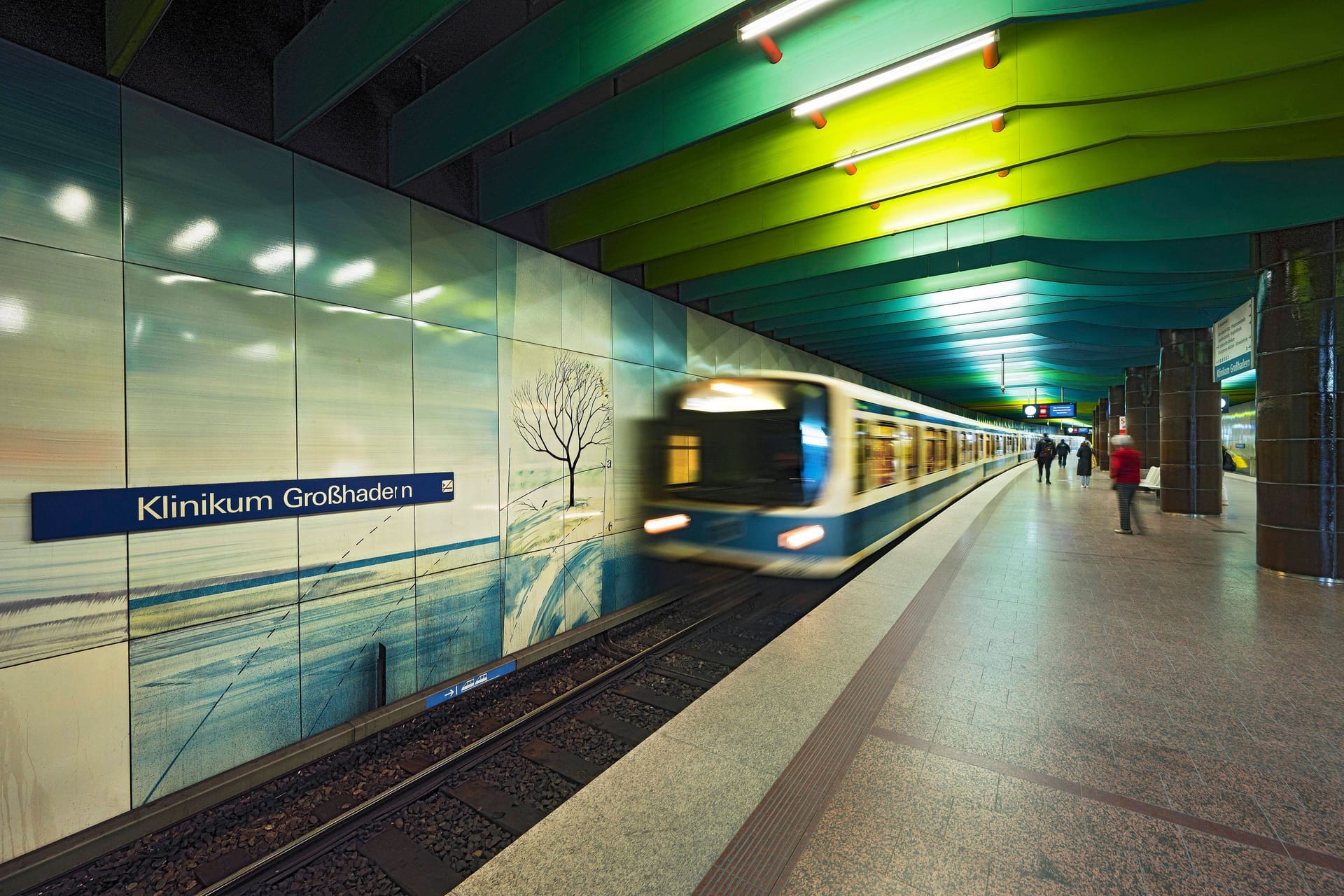 Eine U-Bahn fährt an der Haltestelle Klinikum Großhadern ein (Archivbild): Die Arbeiten sollen bis Ende Mai abgeschlossen sein.