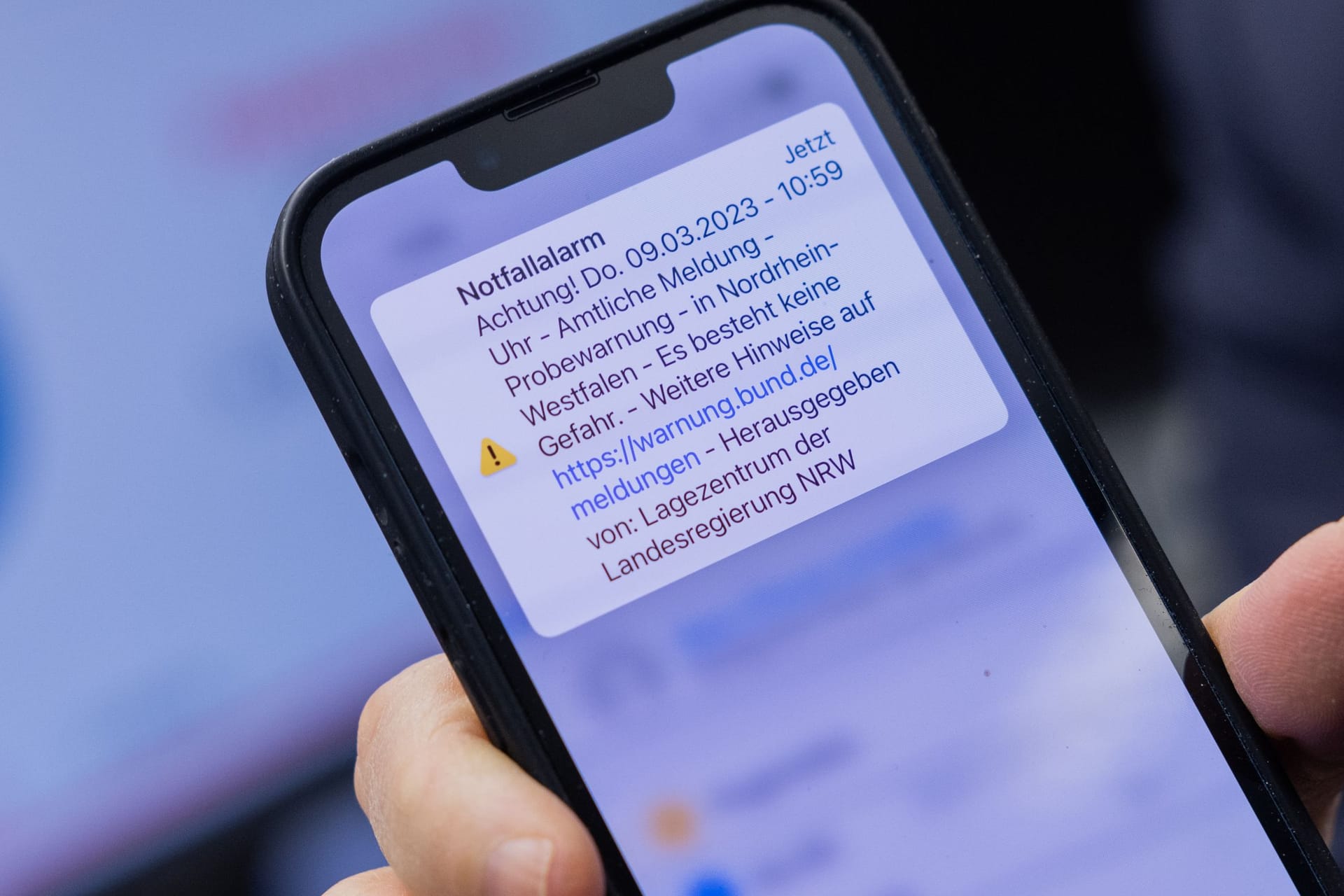 Warnmeldung auf einem Smartphone: In vier Bundesländern wird am Donnerstag ein Probealarm ausgelöst.