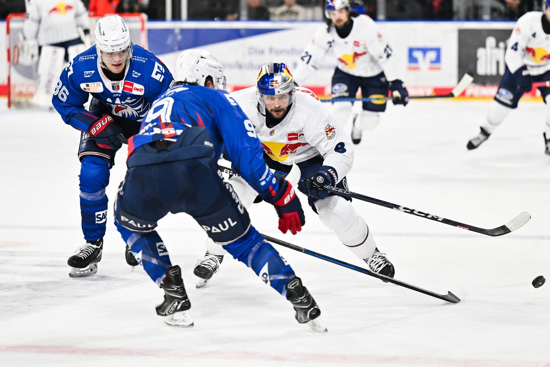 Tobias Rieder in einer Partie gegen die Adler Mannheim (Archivbild): Der 32-Jährige spielt seine erste Saison in der DEL.