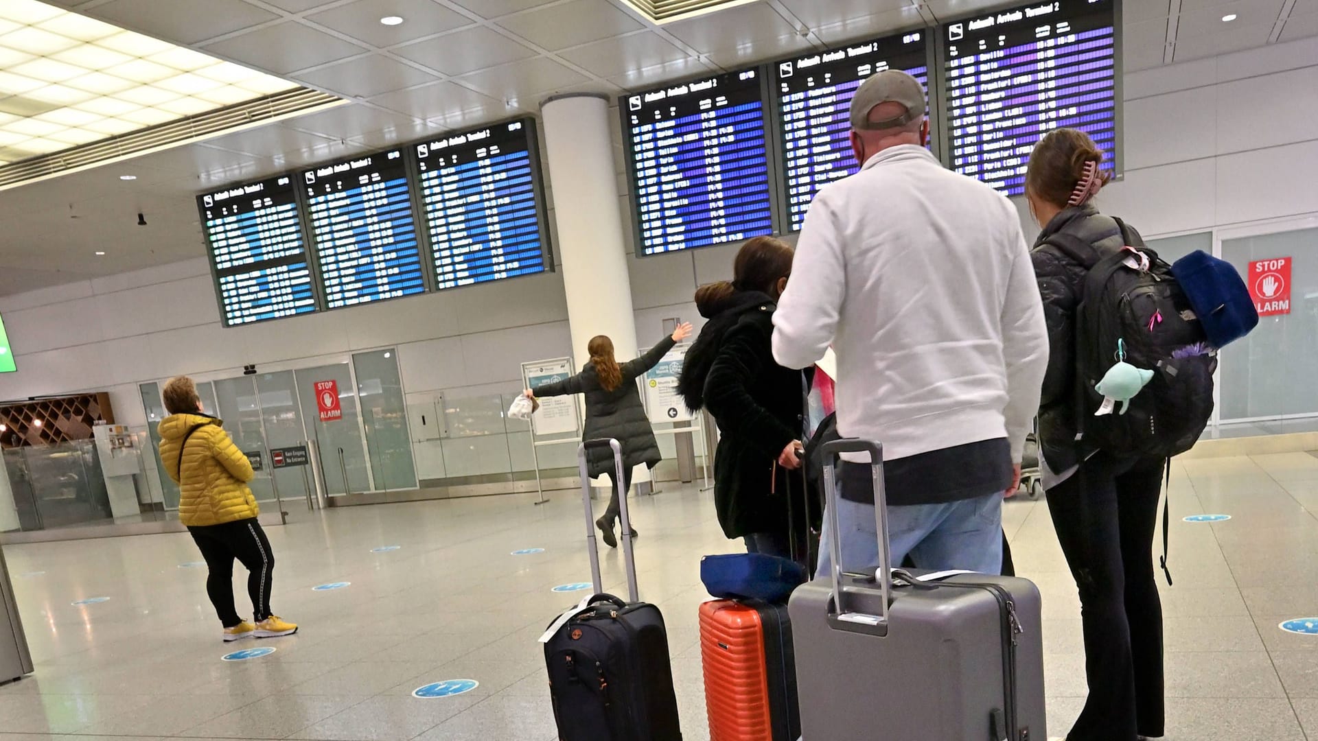 Eine Tafel mit Abflügen und Ankünften: Am Münchner Flughafen sind Verspätungen im Sommer an der Tagesordnung.