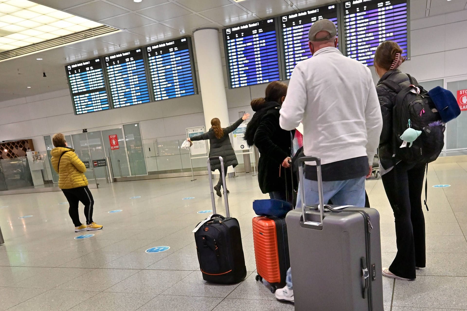 Eine Tafel mit Abflügen und Ankünften: Am Münchner Flughafen sind Verspätungen im Sommer an der Tagesordnung.