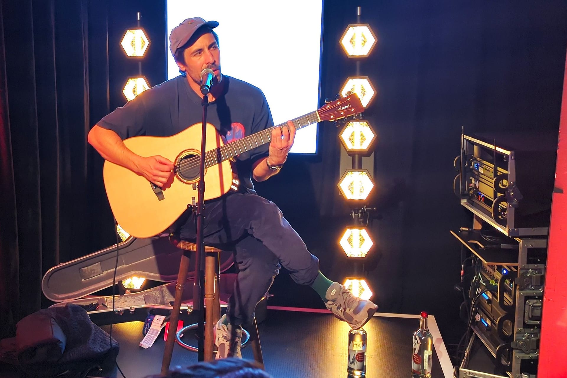 Plötzlich steht er auf der Bühne: Sänger Max Giesinger hat am Abend ein Überraschungskonzert im Kölner Café "Wo ist Tom?" gespielt.