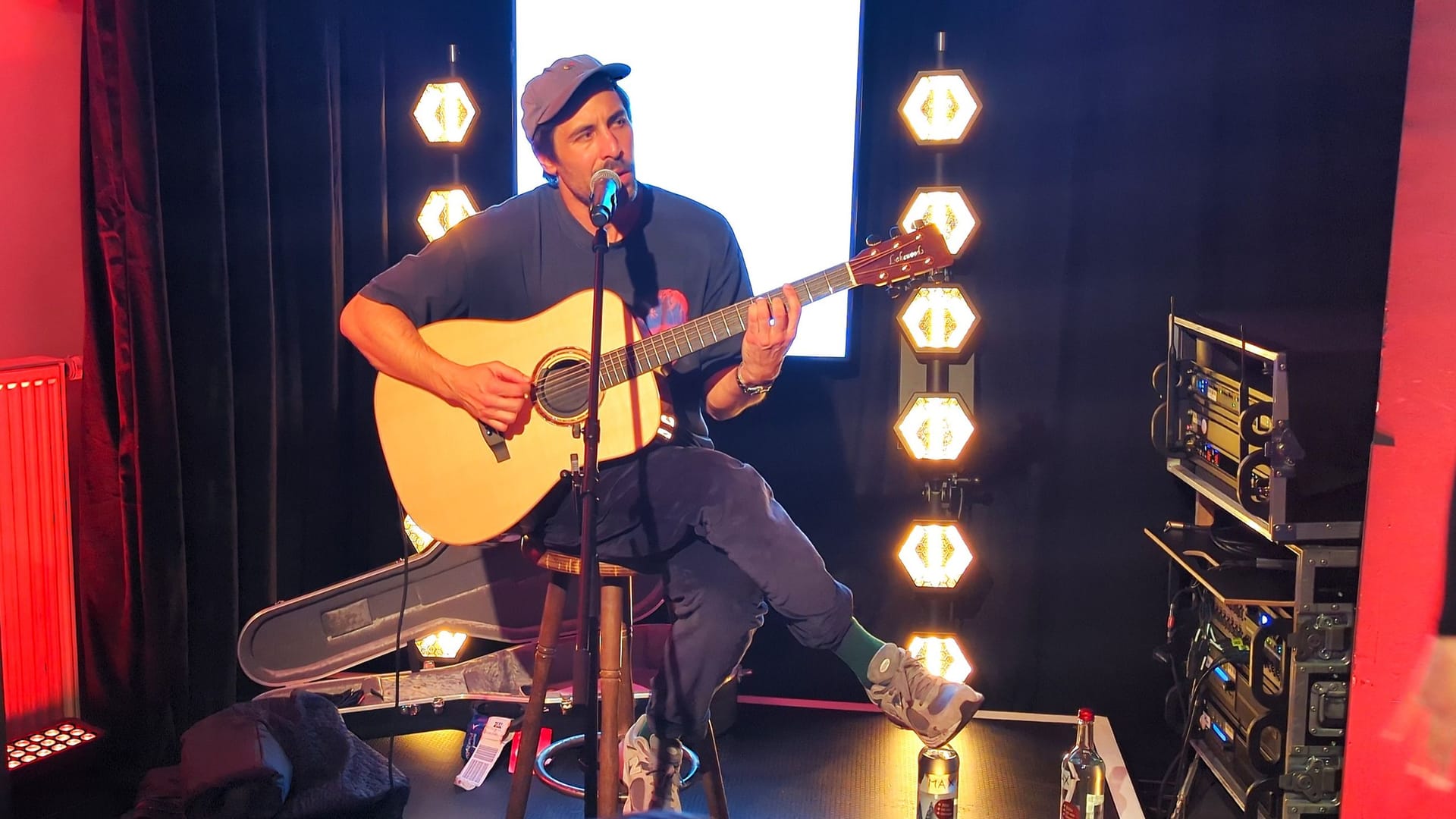 Plötzlich steht er auf der Bühne: Sänger Max Giesinger hat am Abend ein Überraschungskonzert im Kölner Café "Wo ist Tom?" gespielt.