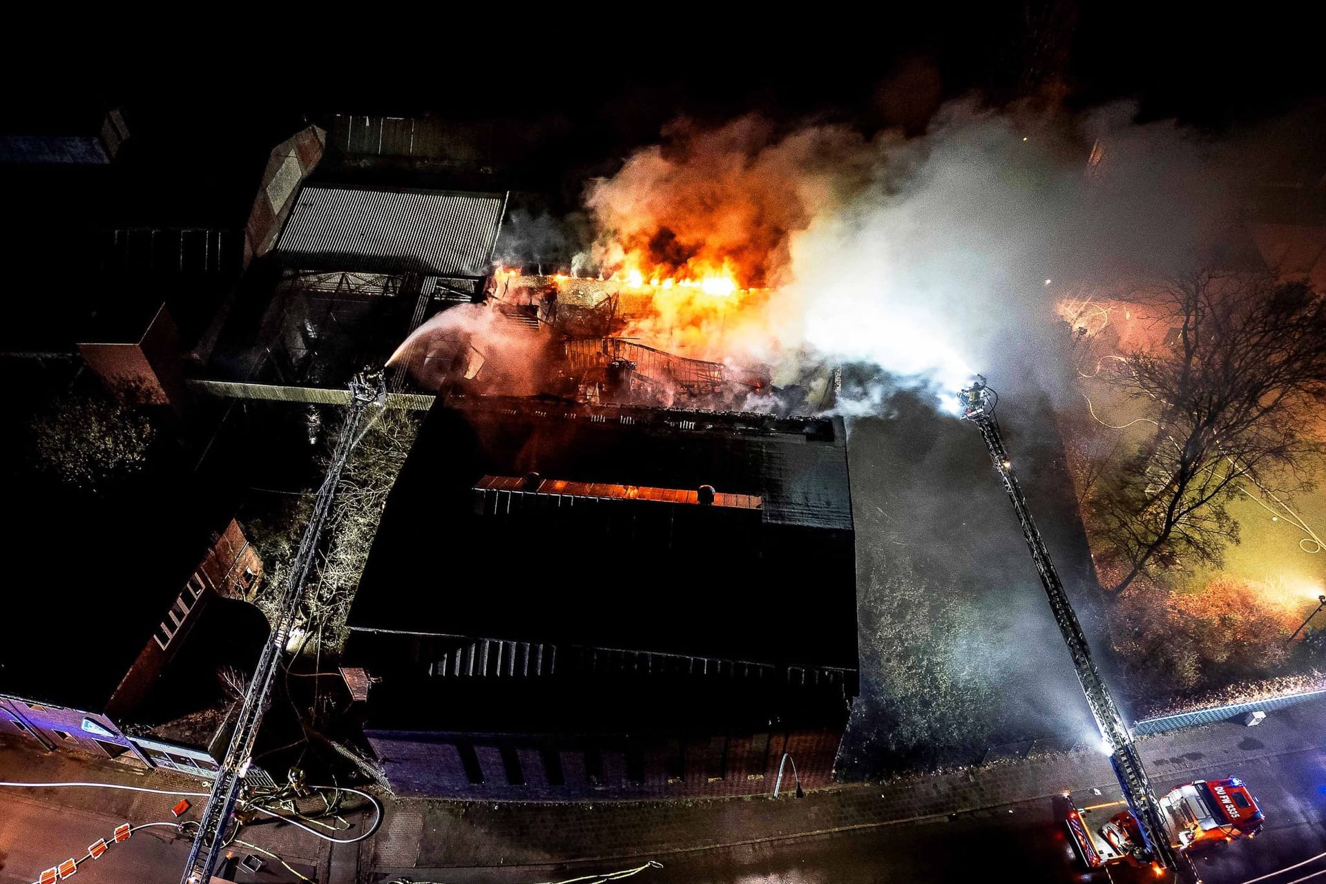 Brand auf Firmengelände in Duisburg