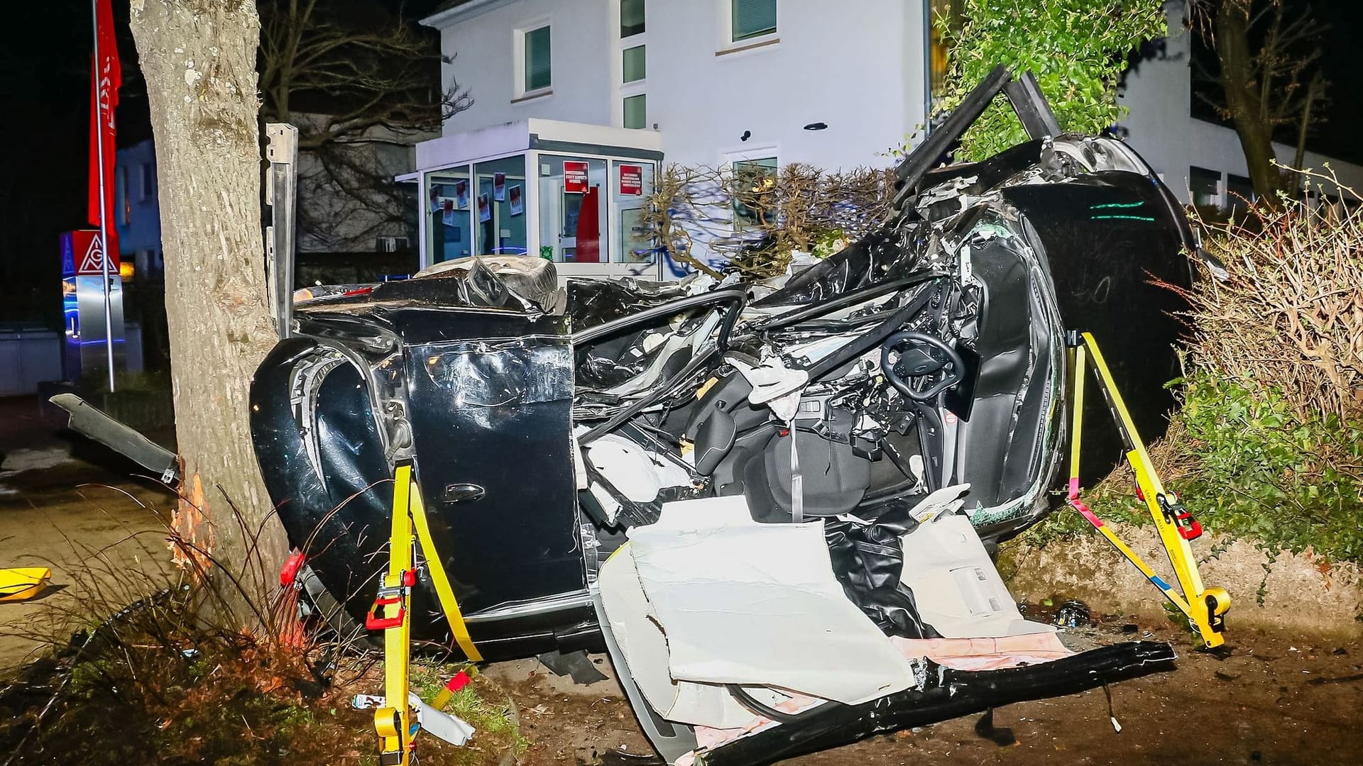 Zerstörtes Auto an der Unfallstelle: Wahrscheinlich das tragische Ergebnis eines illegalen Rennens in Ludwigsburg.