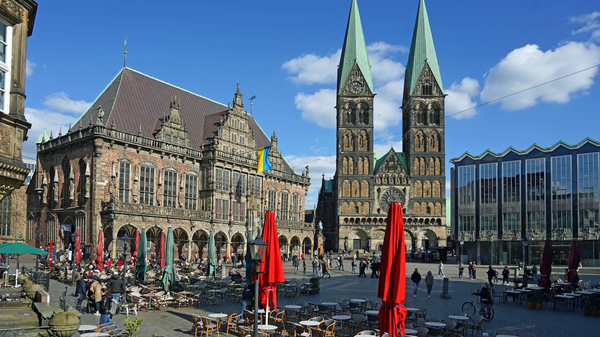 Frühlingsnachmittag auf dem Bremer Marktplatz: Die Freie Hansestadt freut sich über eine Millionensumme.