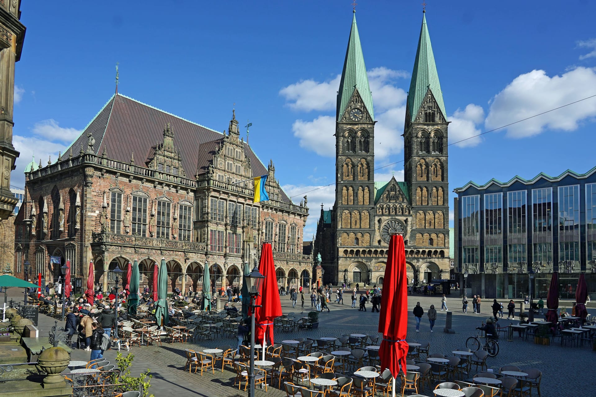 Frühlingsnachmittag auf dem Bremer Marktplatz: Die Freie Hansestadt freut sich über eine Millionensumme.