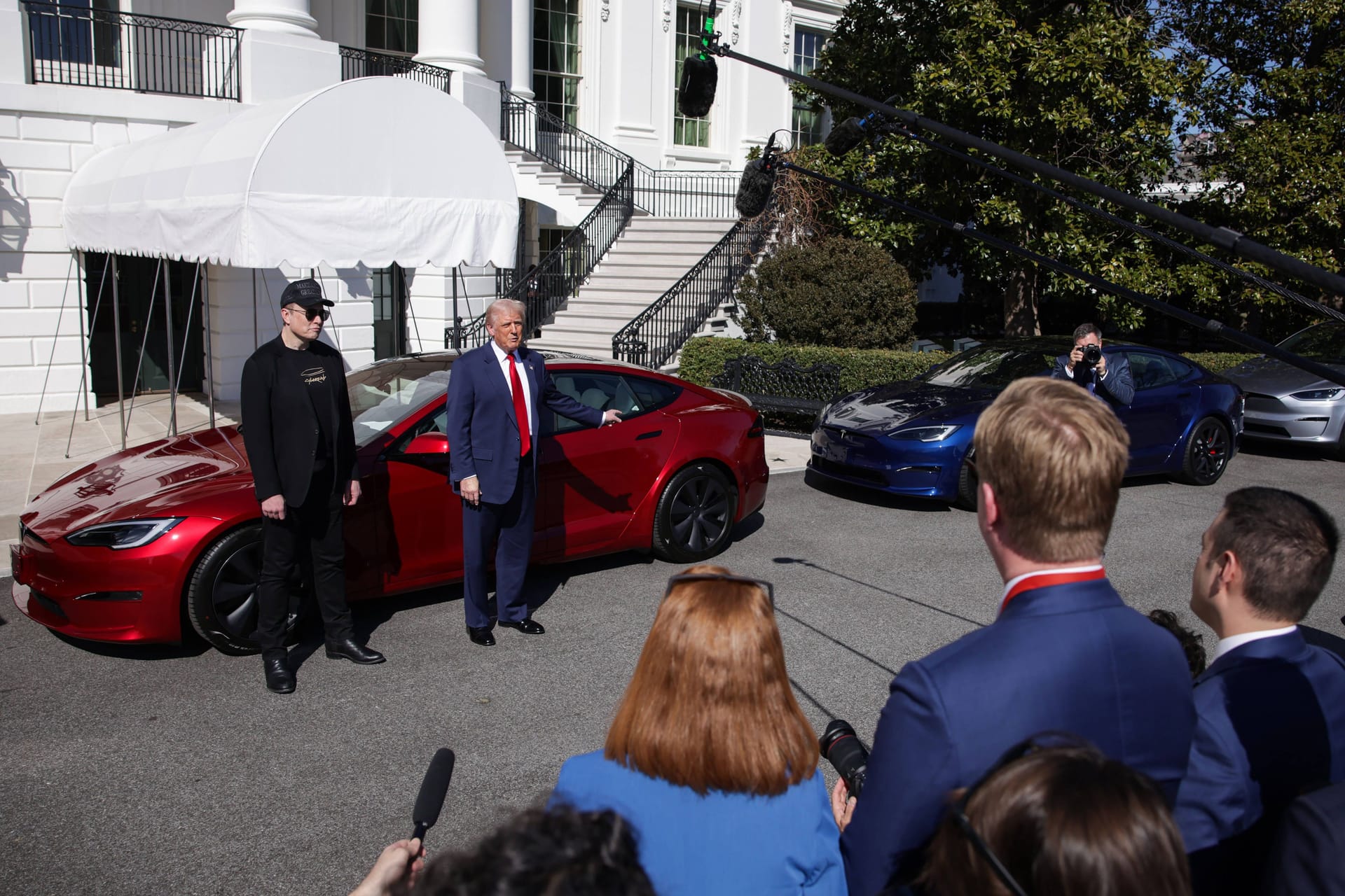 Tesla-Chef und Präsidentenberater Elon Musk neben US-Präsident Donald Trump vor dem Weißen Haus.