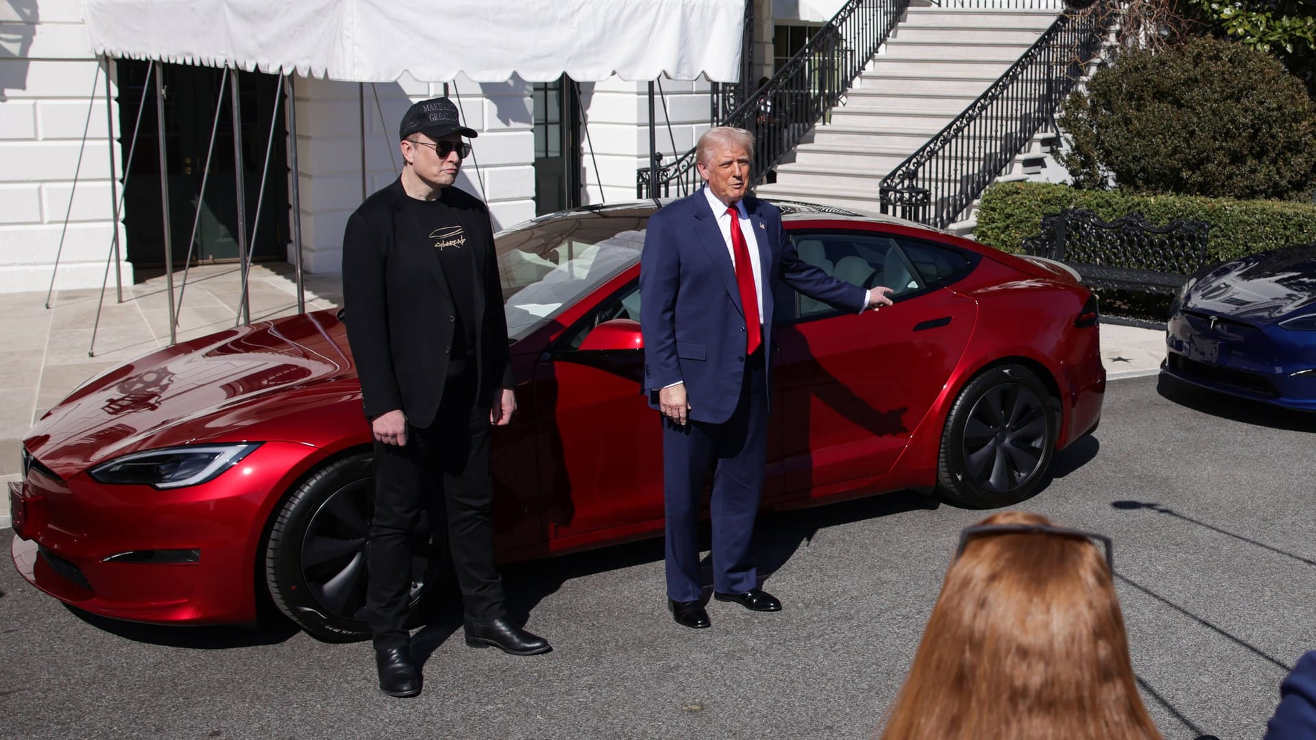 Tesla-Chef und Präsidentenberater Elon Musk neben US-Präsident Donald Trump vor dem Weißen Haus.