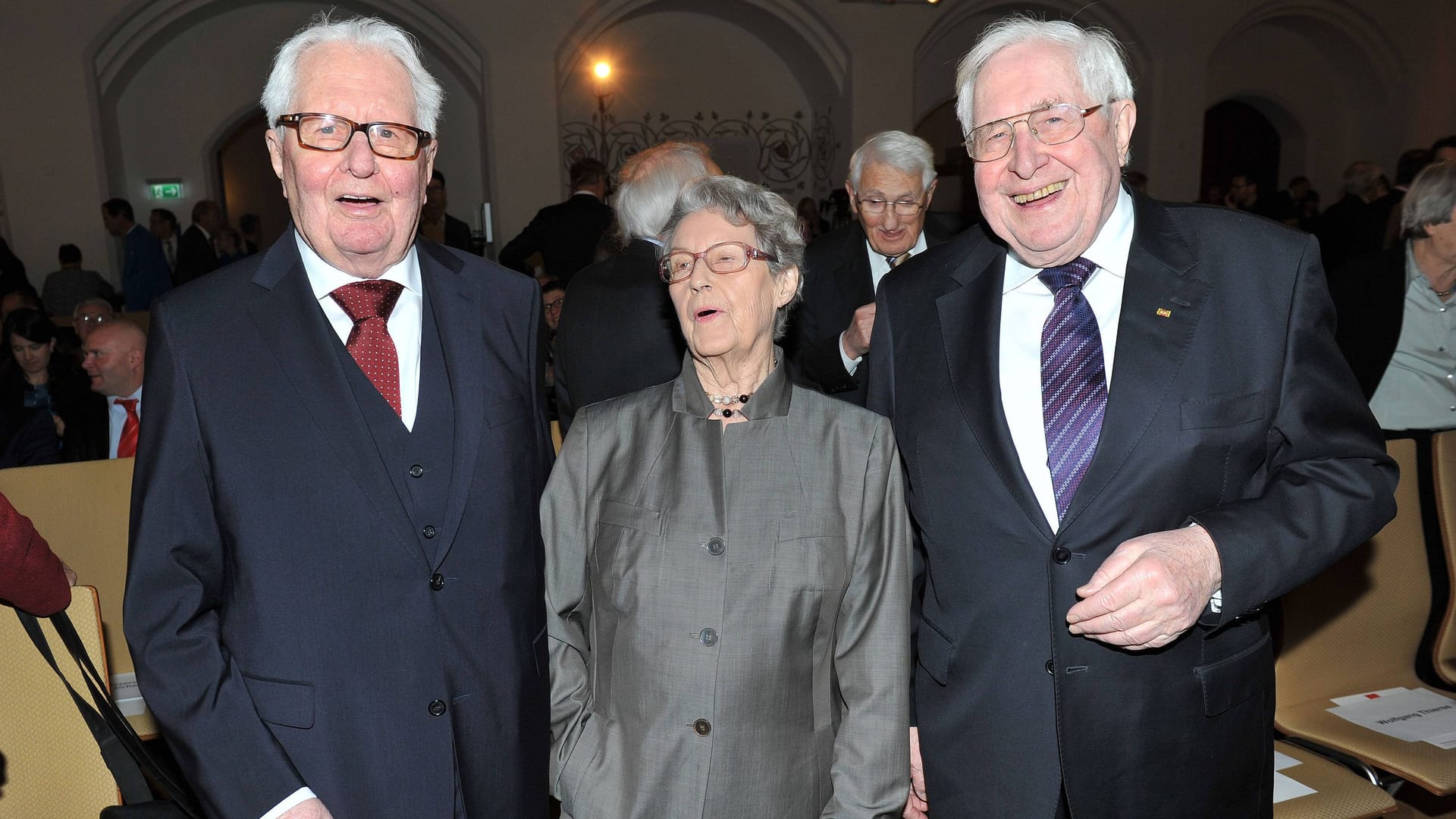 Bernhard Vogel (rechts) zusammen mit seinem Bruder Hans Jochen Vogel (SPD, links) und seiner Frau Lieselotte anlässlich dessen 90. Geburtstag im Jahr 2016 in München.