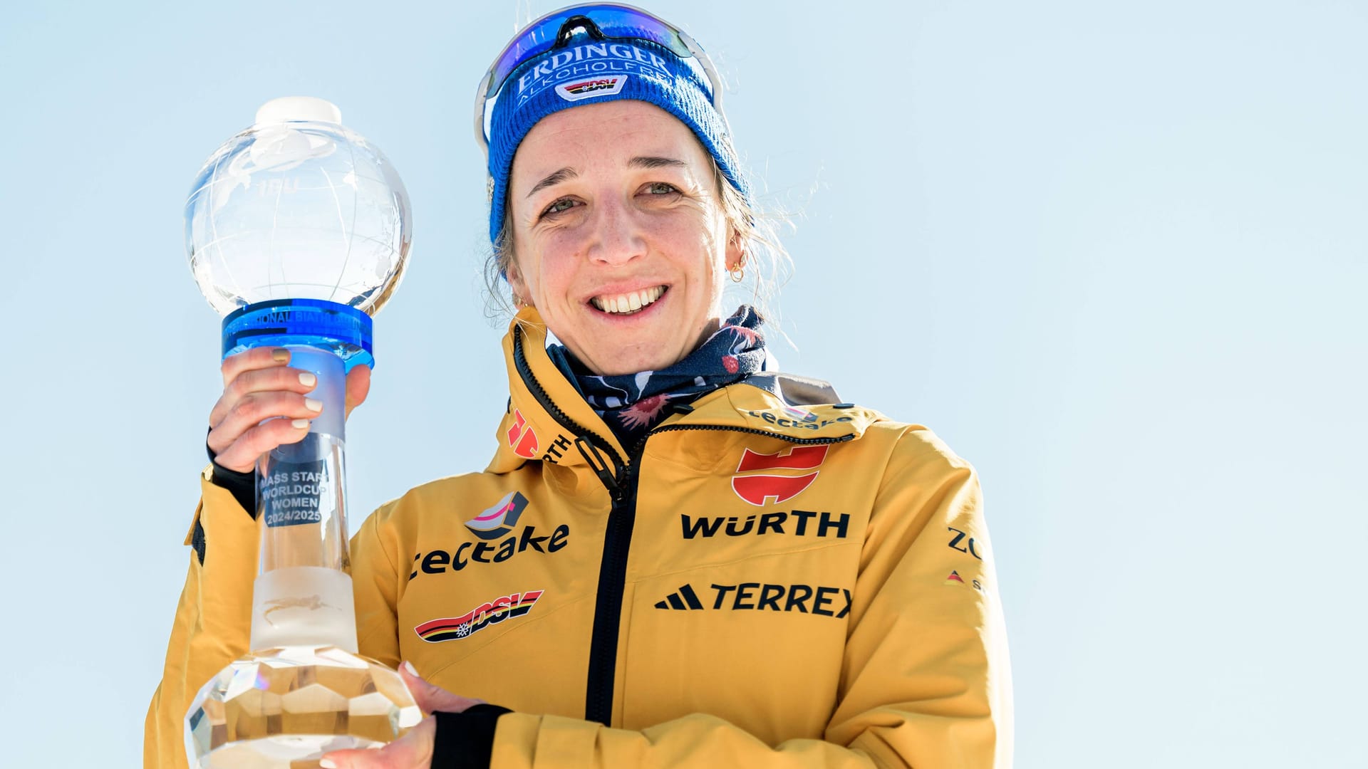 Franziska Preuß mit der Trophäe für den Gesamtweltcupsieg: Es ist der erste Triumph dieser Art ihrer Karriere.