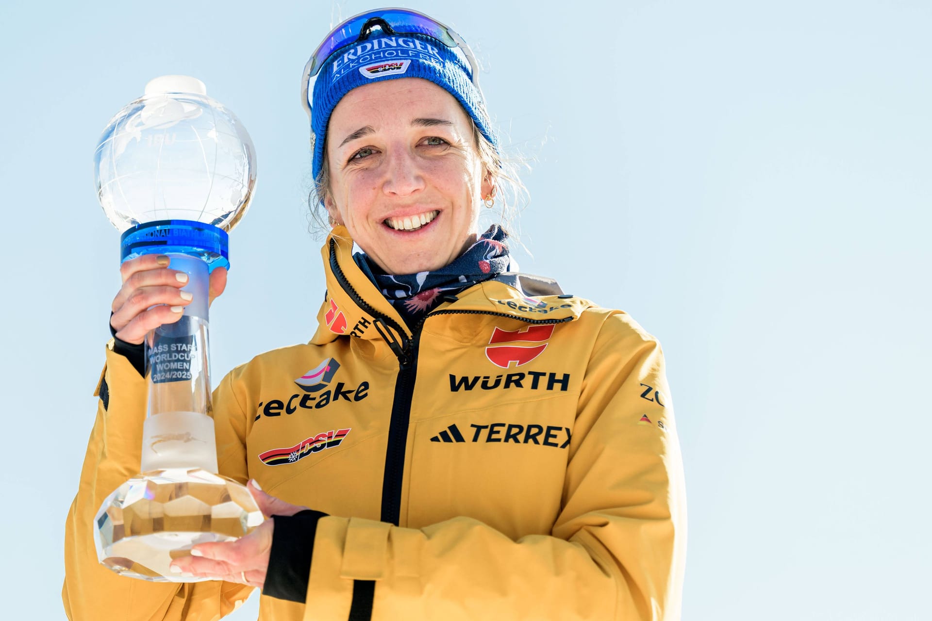 Franziska Preuß mit der Trophäe für den Gesamtweltcupsieg: Es ist der erste Triumph dieser Art ihrer Karriere.