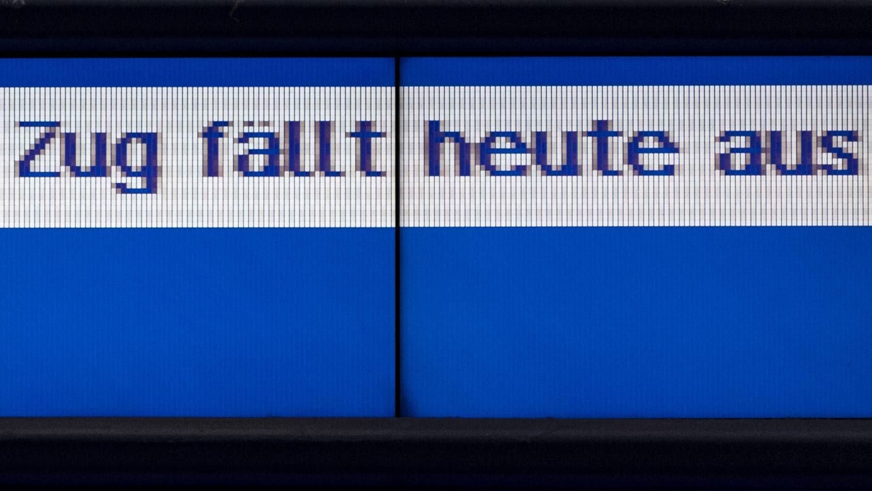 Zug fällt aus, steht auf einer Anzeigetafel am Dresdner Hauptbahnhof (Archivbild): Wie lange die Sperrung noch andauert, sei bislang unklar.