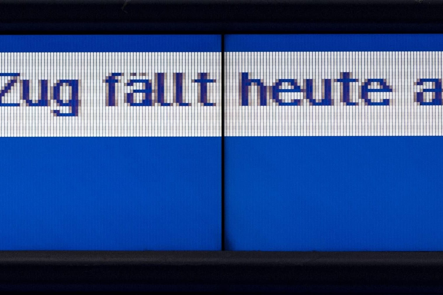 Zug fällt aus, steht auf einer Anzeigetafel am Dresdner Hauptbahnhof (Archivbild): Wie lange die Sperrung noch andauert, sei bislang unklar.