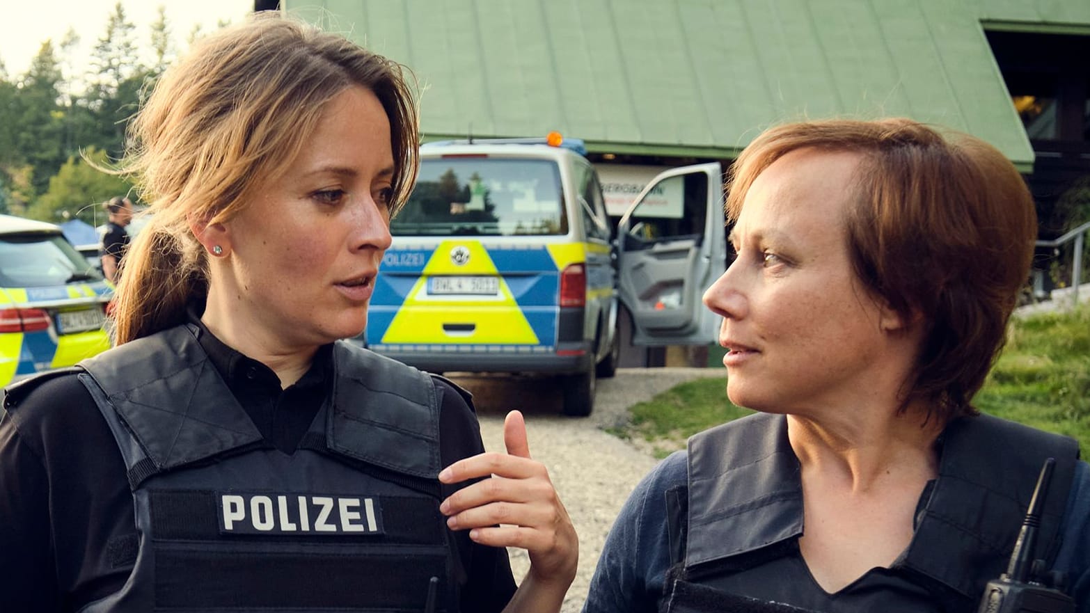 Franziska Tobler (l.) wird von einer Kollegin gebrieft: "Die große Angst" erhielt schlechte Kritiken.