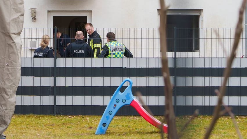 Darmstadt: Einsatzkräfte der Polizei arbeiten am Tatort.