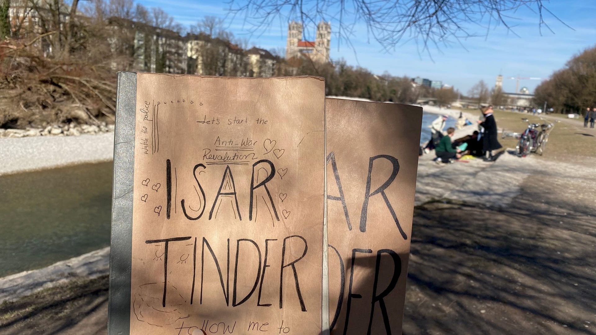 Zwischen der Wittelsbacherbrücker und der Reichenbachbrücke gibt es das "Isar Tinder".