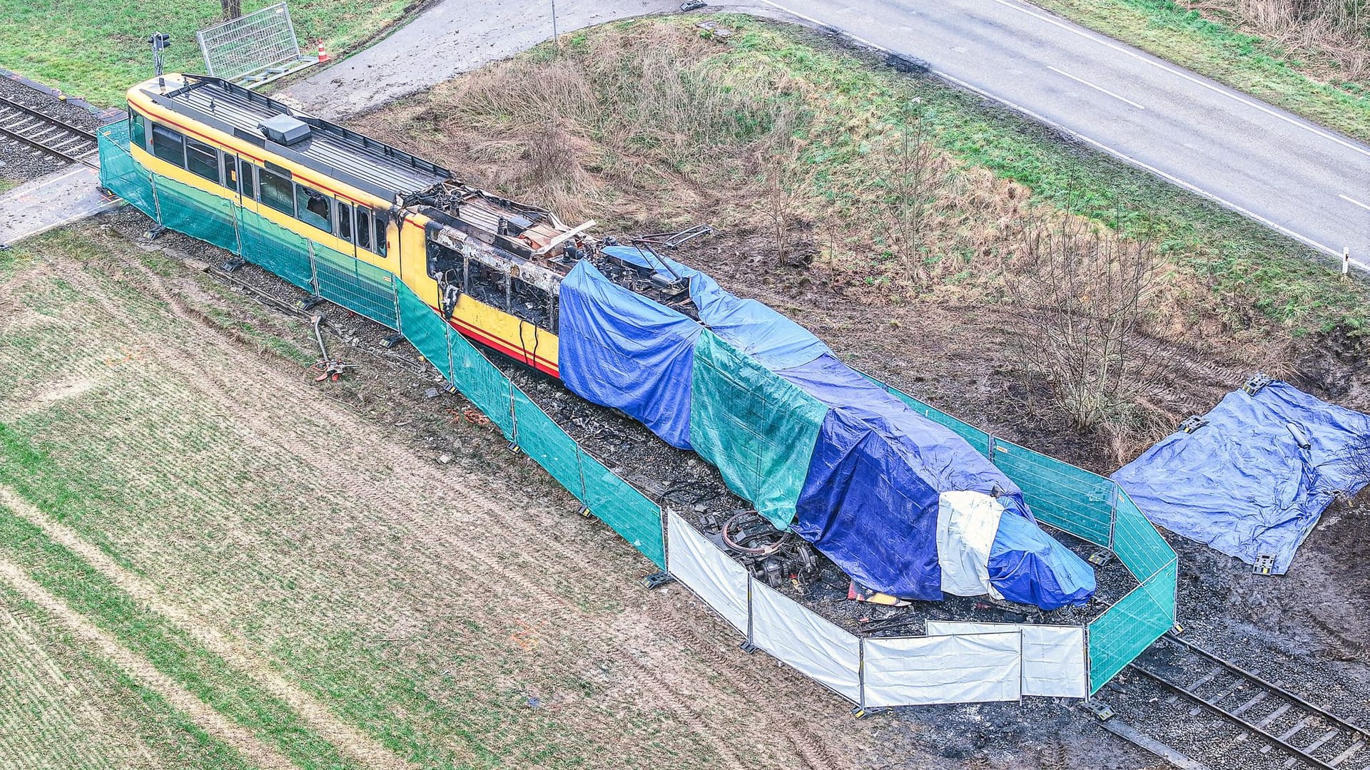 Nach Unfall zwischen Tanklaster und Stadtbahn