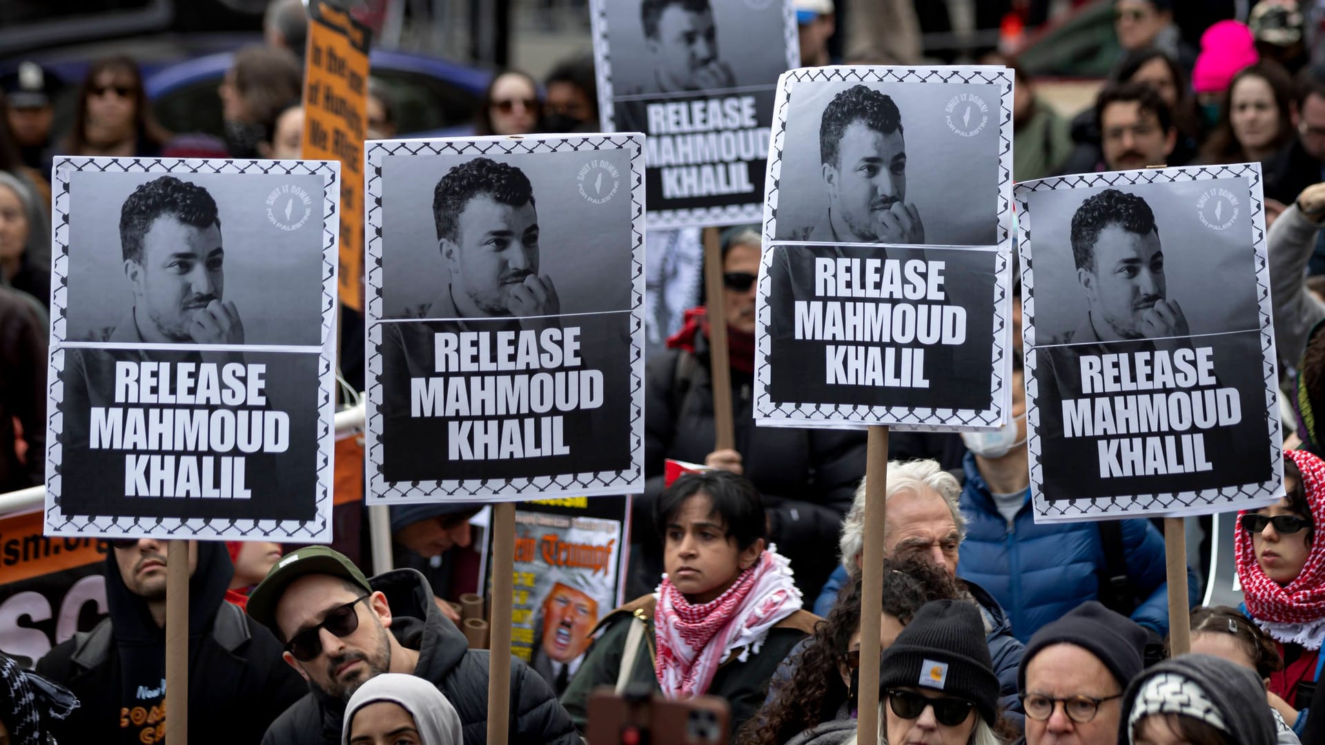 Demonstranten fordern vor einem Gerichtsgebäude in New York Khalils Freilassung.