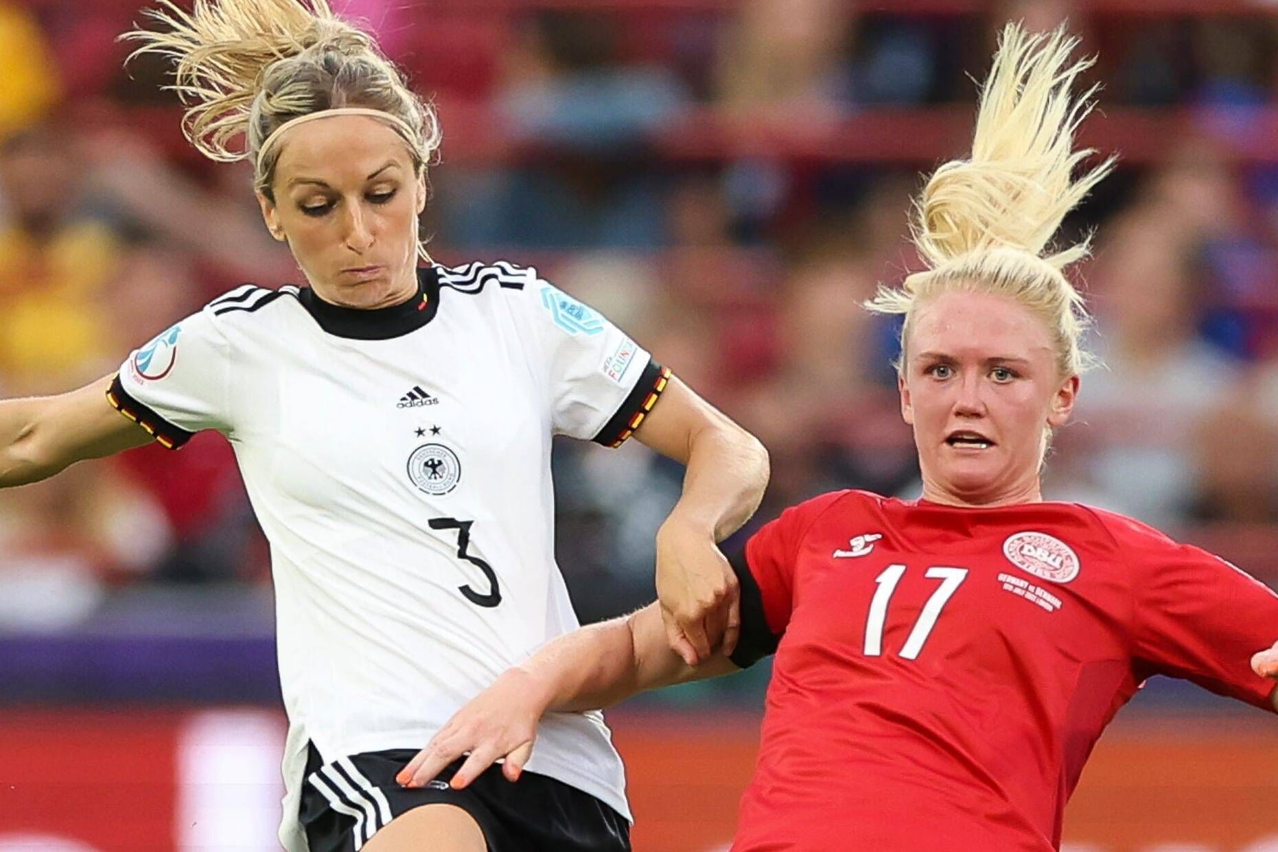 Rikke Madsen (r.) im Zweikampf mit Kathrin Hendrich: Die Dänin spielt bei Everton.