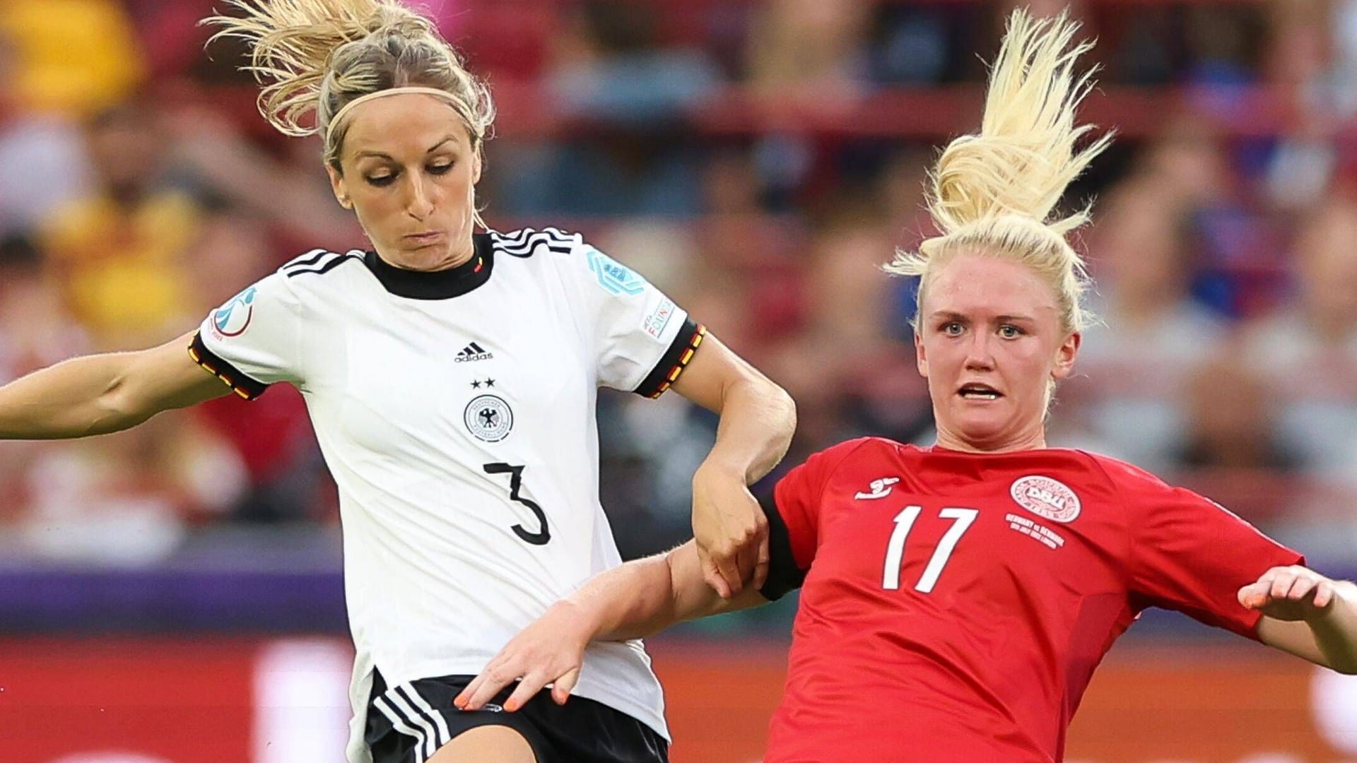 Rikke Madsen (r.) im Zweikampf mit Kathrin Hendrich: Die Dänin spielt bei Everton.