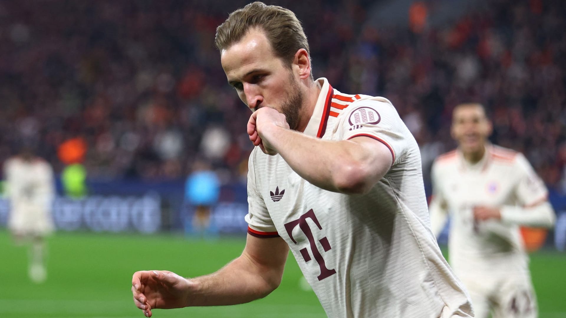 Der FC Bayern gewinnt auch das Achtelfinal-Rückspiel in Leverkusen mit 2:0 und zieht damit in der Champions League souverän in die nächste Runde ein. Viele Stars verdienen sich dabei gute Noten. Einer stellt aber alle anderen in den Schatten. Die Einzelkritik.