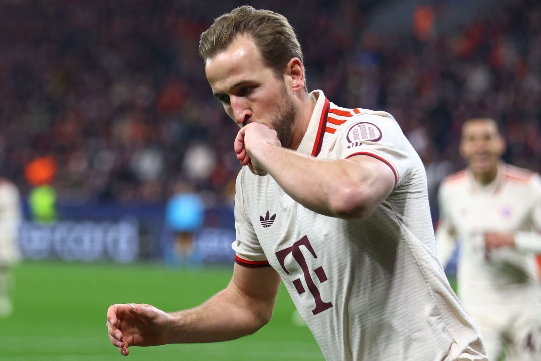 Der FC Bayern gewinnt auch das Achtelfinal-Rückspiel in Leverkusen mit 2:0 und zieht damit in der Champions League souverän in die nächste Runde ein. Viele Stars verdienen sich dabei gute Noten. Einer stellt aber alle anderen in den Schatten. Die Einzelkritik.