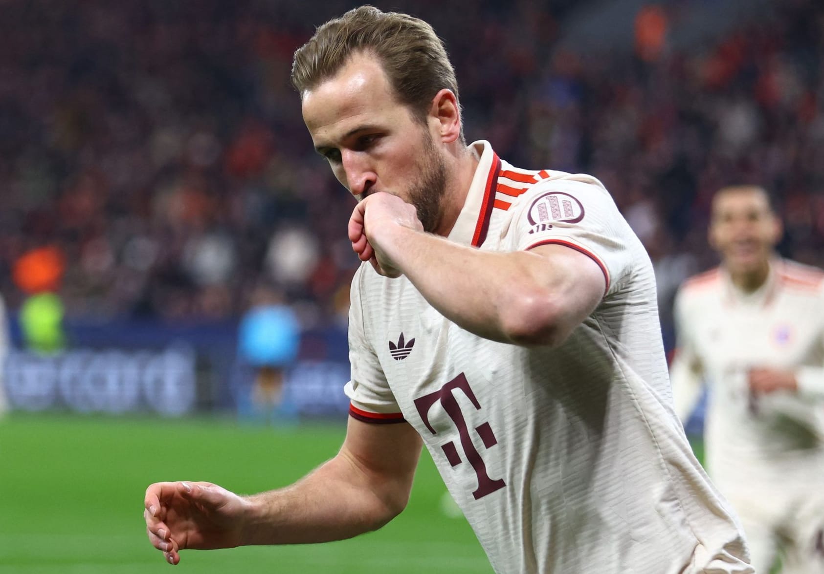 Der FC Bayern gewinnt auch das Achtelfinal-Rückspiel in Leverkusen mit 2:0 und zieht damit in der Champions League souverän in die nächste Runde ein. Viele Stars verdienen sich dabei gute Noten. Einer stellt aber alle anderen in den Schatten. Die Einzelkritik.