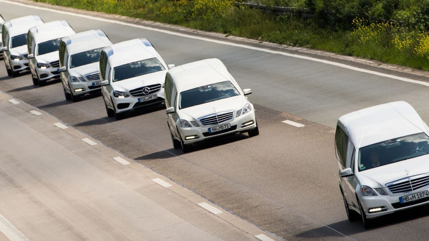 Konvoi aus 16 weißen Leichenwagen (Archivbild): Drei Monate nach dem Absturz wurden die Schülerinnen und Schüler wieder in ihre Heimat nach Haltern gebracht.