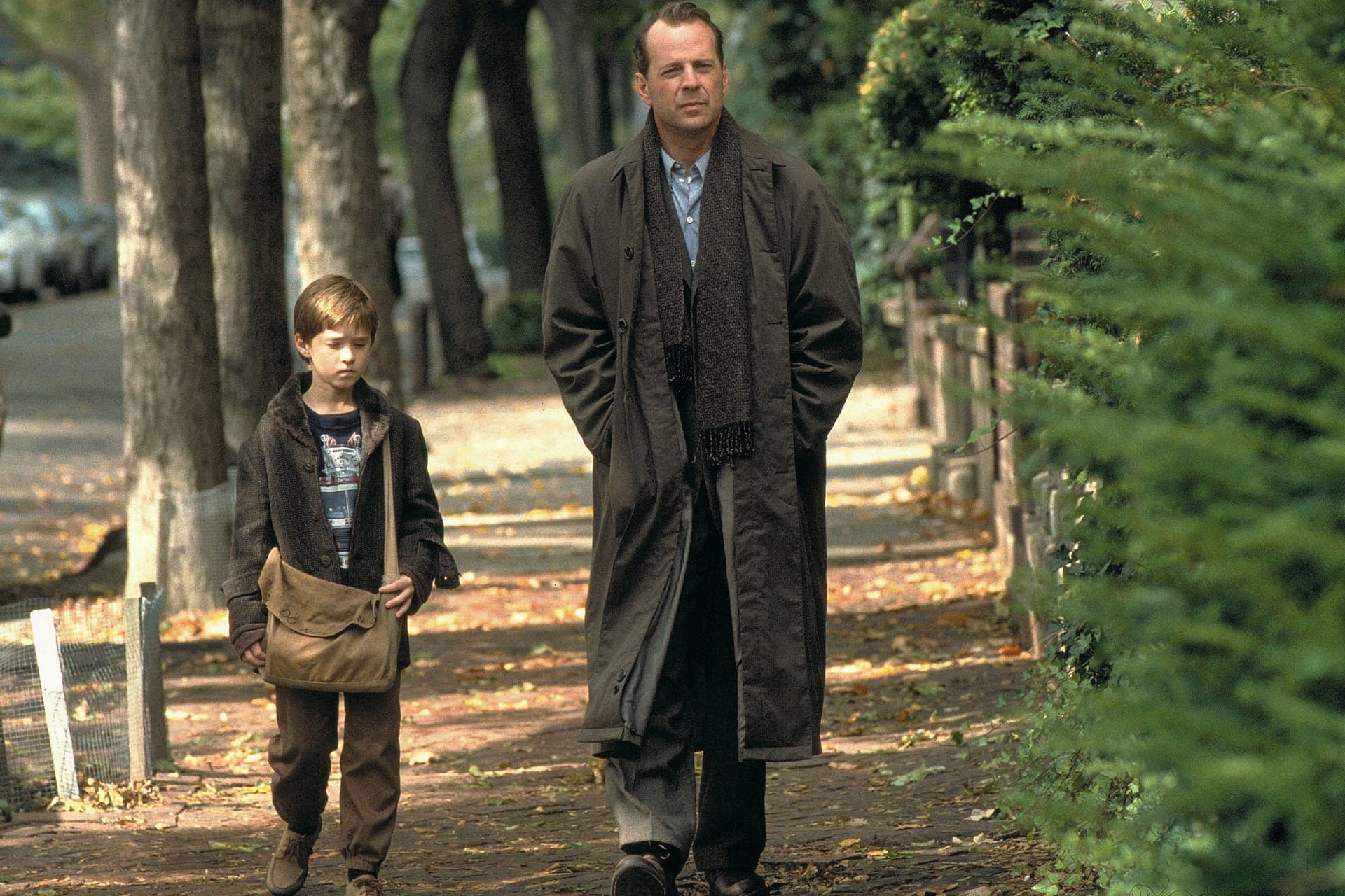 "The Sixth Sense" (1999): Willis spielte die Rolle des Psychologen Malcolm Crowe, der sich um Cole Sear (Haley Joel Osment, l.) kümmerte. Genau, der Junge, der tote Menschen sah.