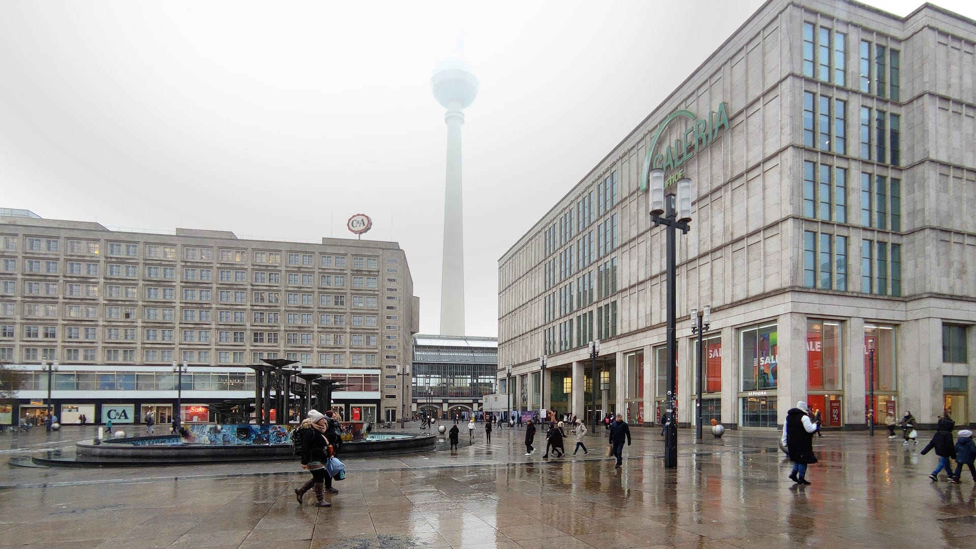 Alexanderplatz im Regen (Archivbild): Bei einer Razzia konnte die Polizei mehrere Personen festnehmen.