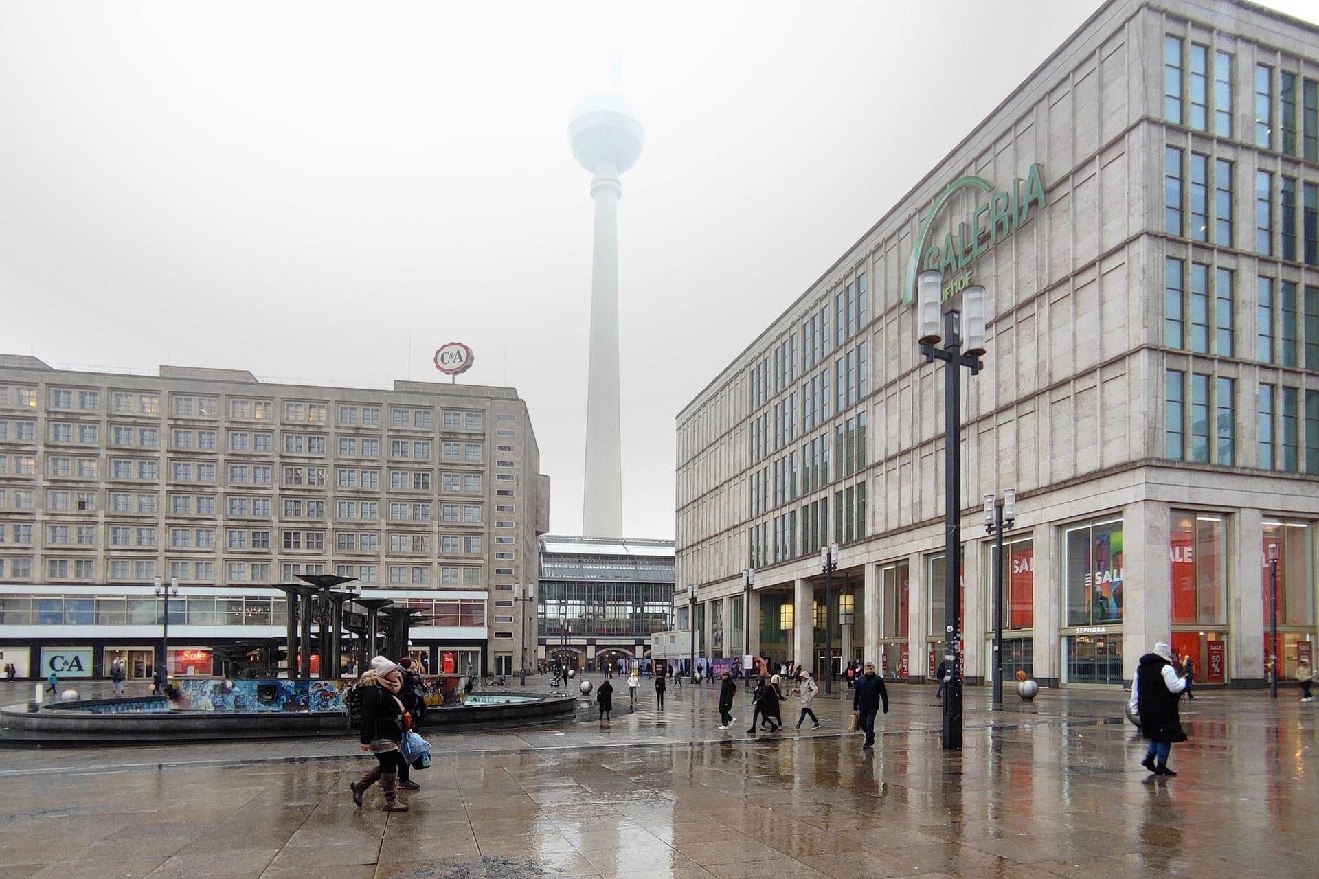 Alexanderplatz im Regen (Archivbild): Bei einer Razzia konnte die Polizei mehrere Personen festnehmen.