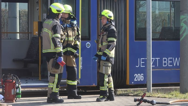 Einsatzkräfte an der Straßenbahn: Die Polizei ermittelt wegen versuchten Mordes.